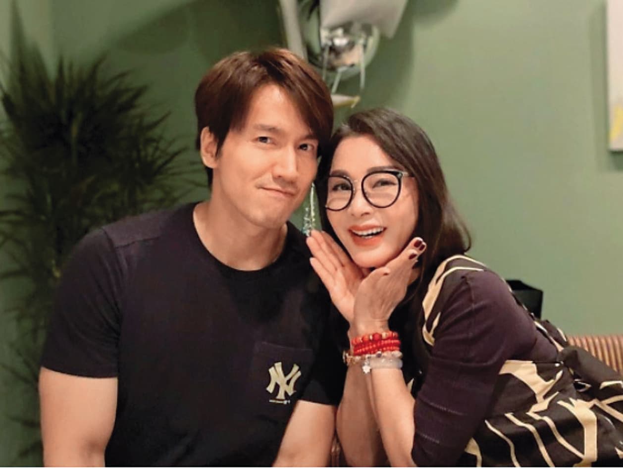言承旭(左)的交友圈子頗有令人意外的對象,除了與李㼈交情深厚,他與陳美鳳(右)也是乾兒子與乾媽的關係。(翻攝自陳美鳳臉書)