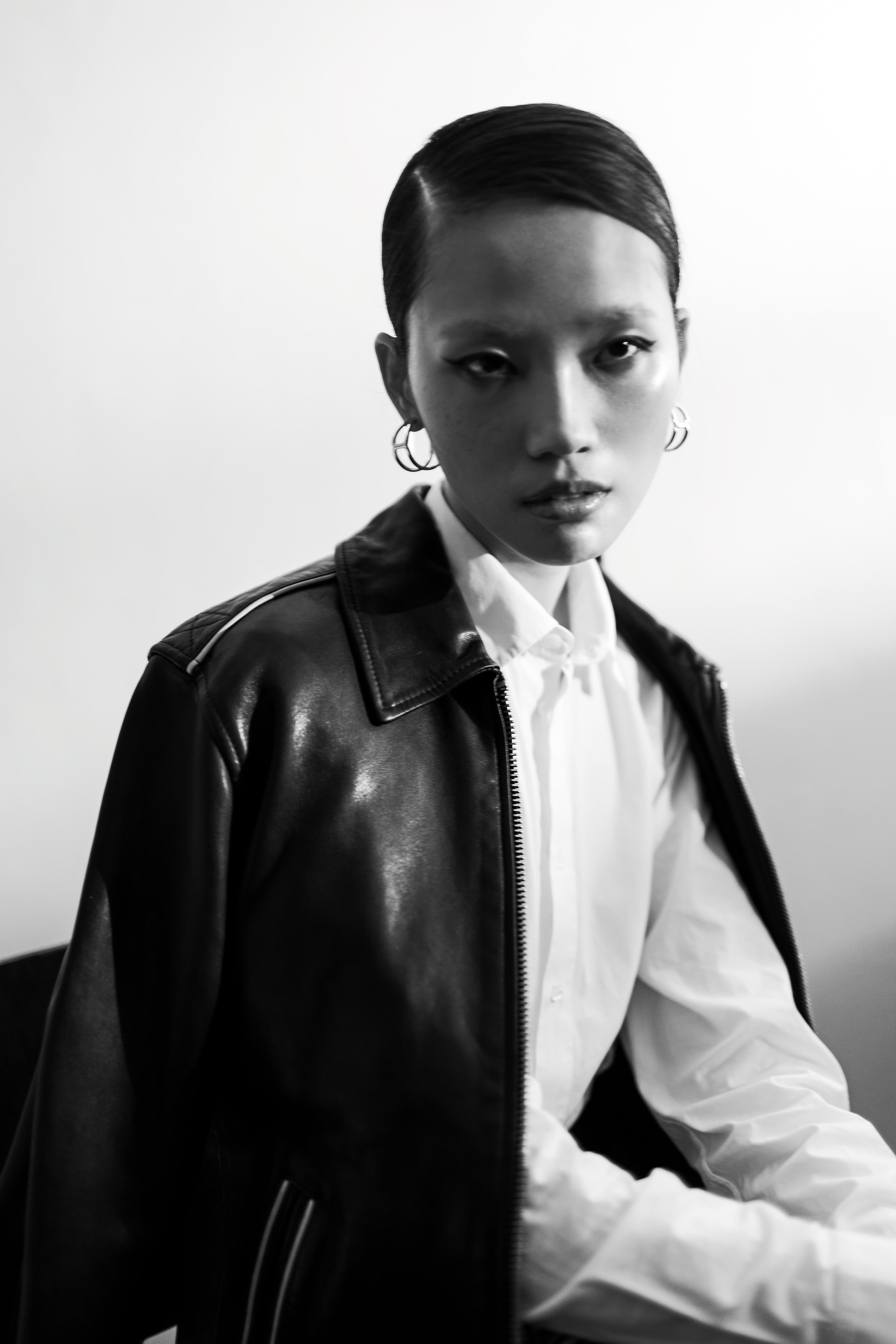 REGIS皮革外套 NT$21,900 by Allsaints／白色襯衫 NT$51,000 by Dior／Marcie耳環 價格店洽 by Chloé