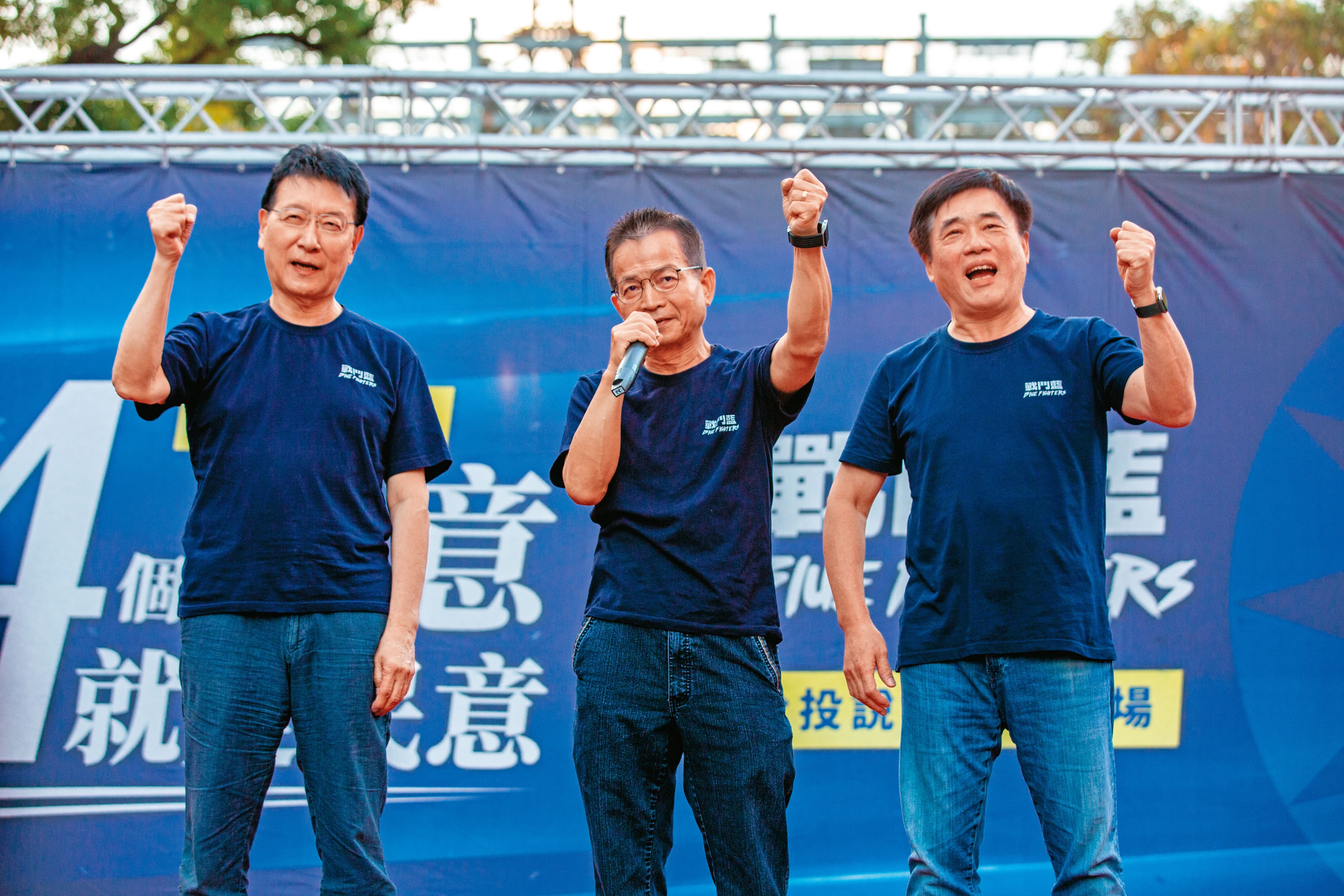 趙少康(左)所領軍的戰鬥藍力推韓國瑜歸隊促藍白合。