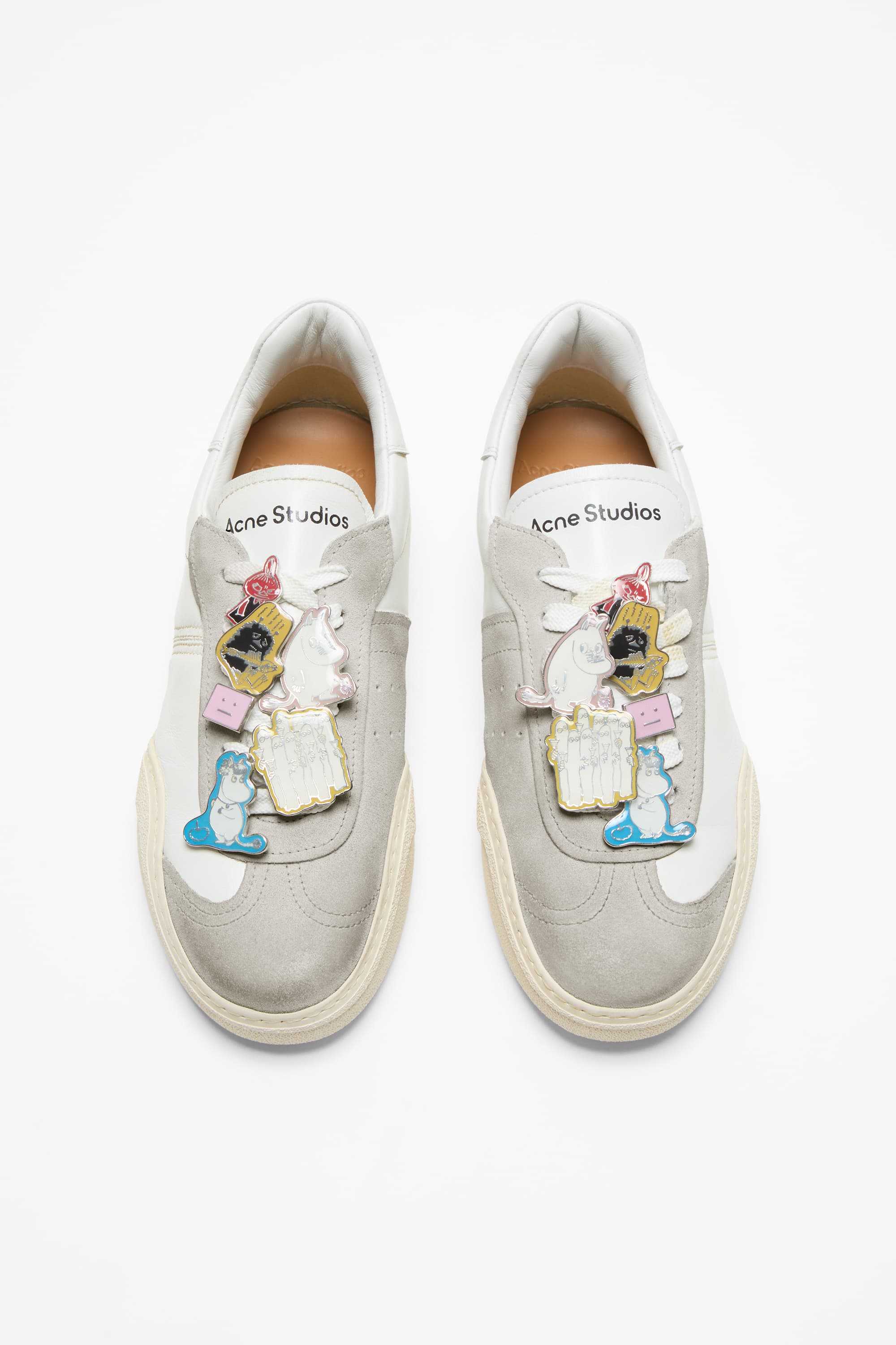 Acne Studios x Moomin可拆式金屬嚕嚕米角色徽章的綁帶運動鞋。NT$29,500。（藍鐘提供）