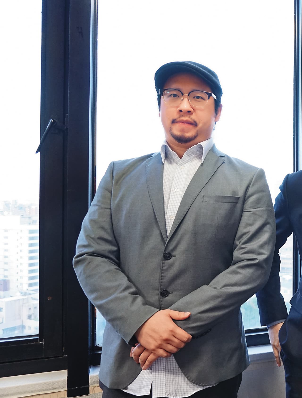 蕭瑋志雖頂著立勤光環,還能隨意進出律所,但他其實只是徵信業者,現已跑路遭到通緝。(翻攝安心國際徵信社官網)