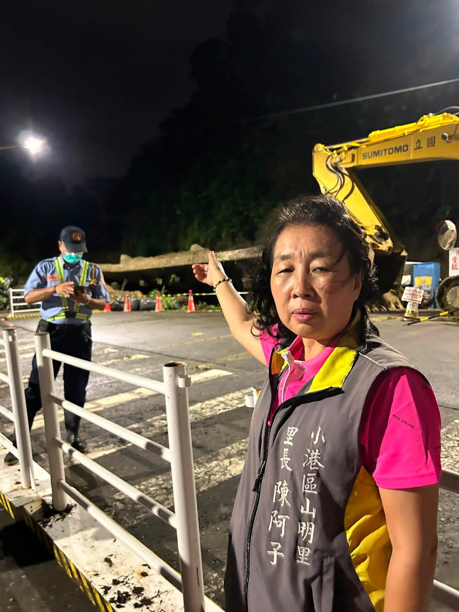 里長陳阿子指出日前山坡崩落的區域。(翻攝自陳阿子臉書)