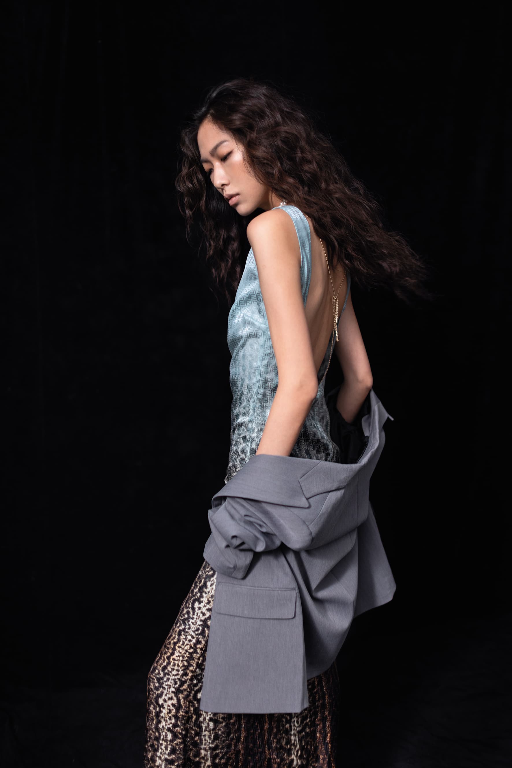藍色漸層動物紋洋裝，NT$114,500，by FENDI；灰色西裝外套，NT$1,990，by ZARA。