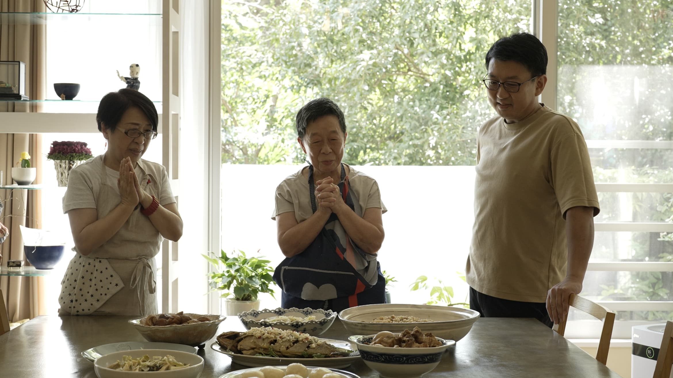 風瑞阿姨在70歲退休,把餐廳交給外甥經營,但她並未離開料理工作。(希望影視行銷提供)