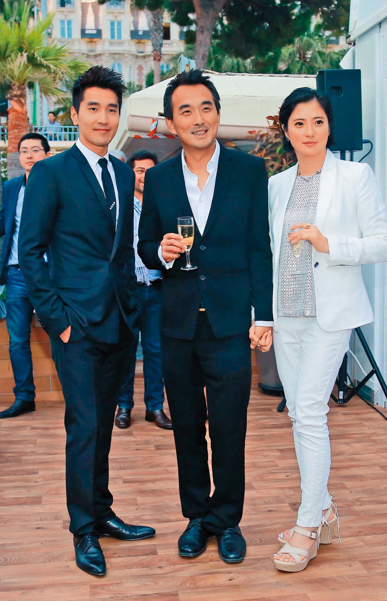 《痞子英雄》是蔡岳勳(中)的代表作、當時他跟老婆于小惠(右)精心栽培戲中的男主角趙又廷(左)。