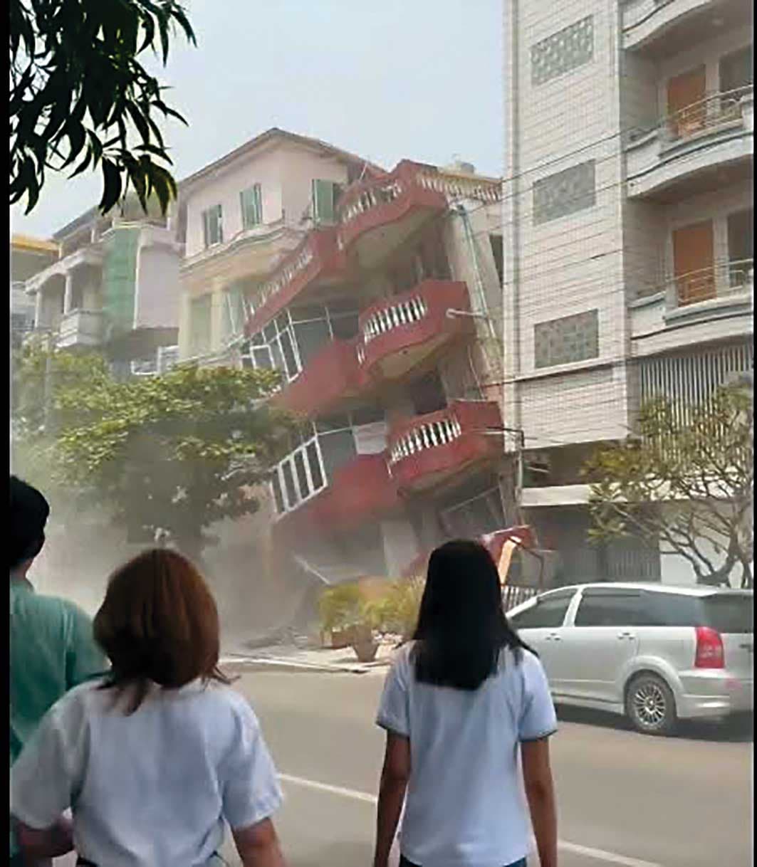 緬甸一棟建築物遭震垮,民眾擔心有人受困。(緬甸台商提供)