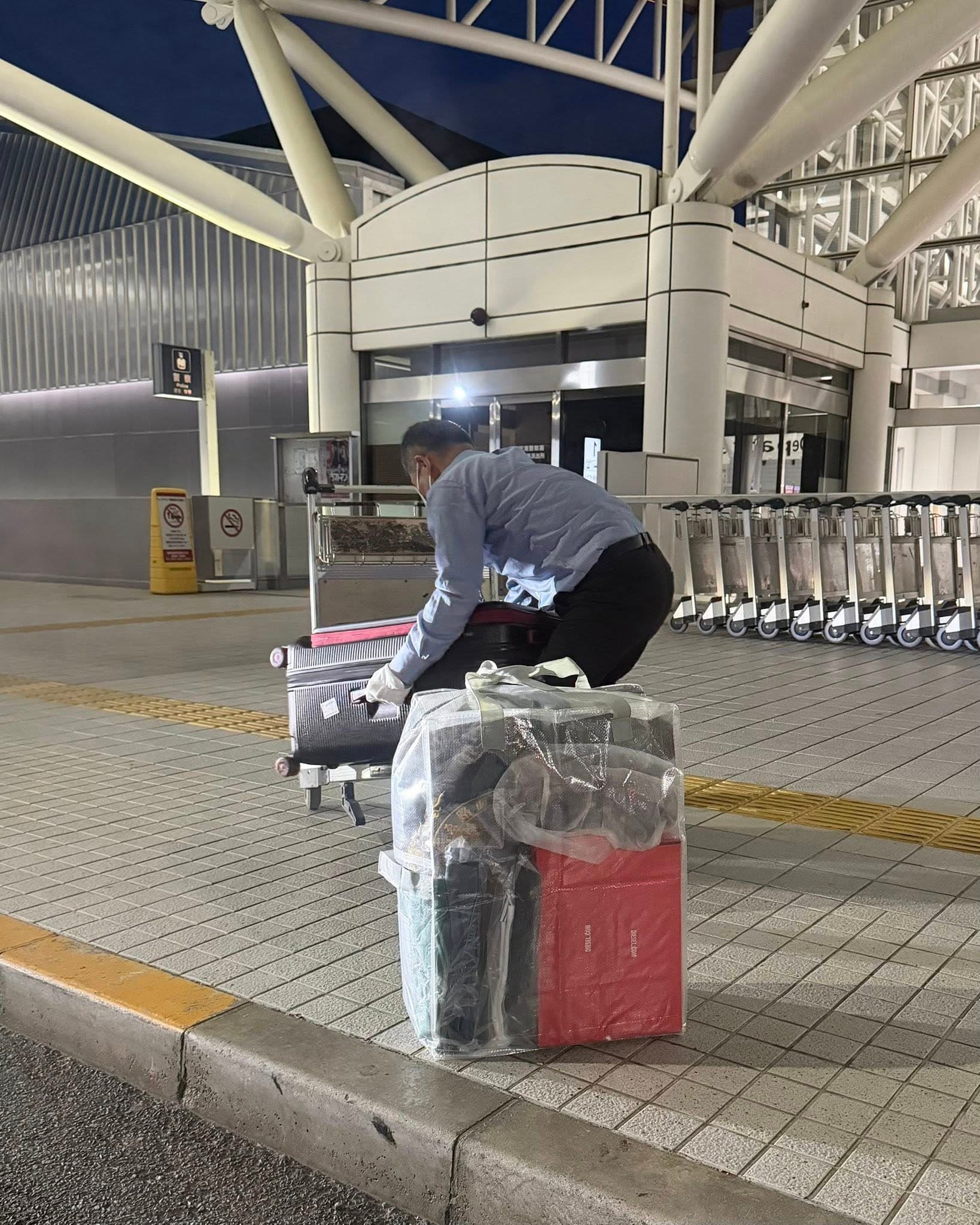 貼心的司機下車將行李搬到推車上,讓蔡阿嘎問網友:「欸如果你遇到,你會在車上等?或是下車自己搬?」(臉書)