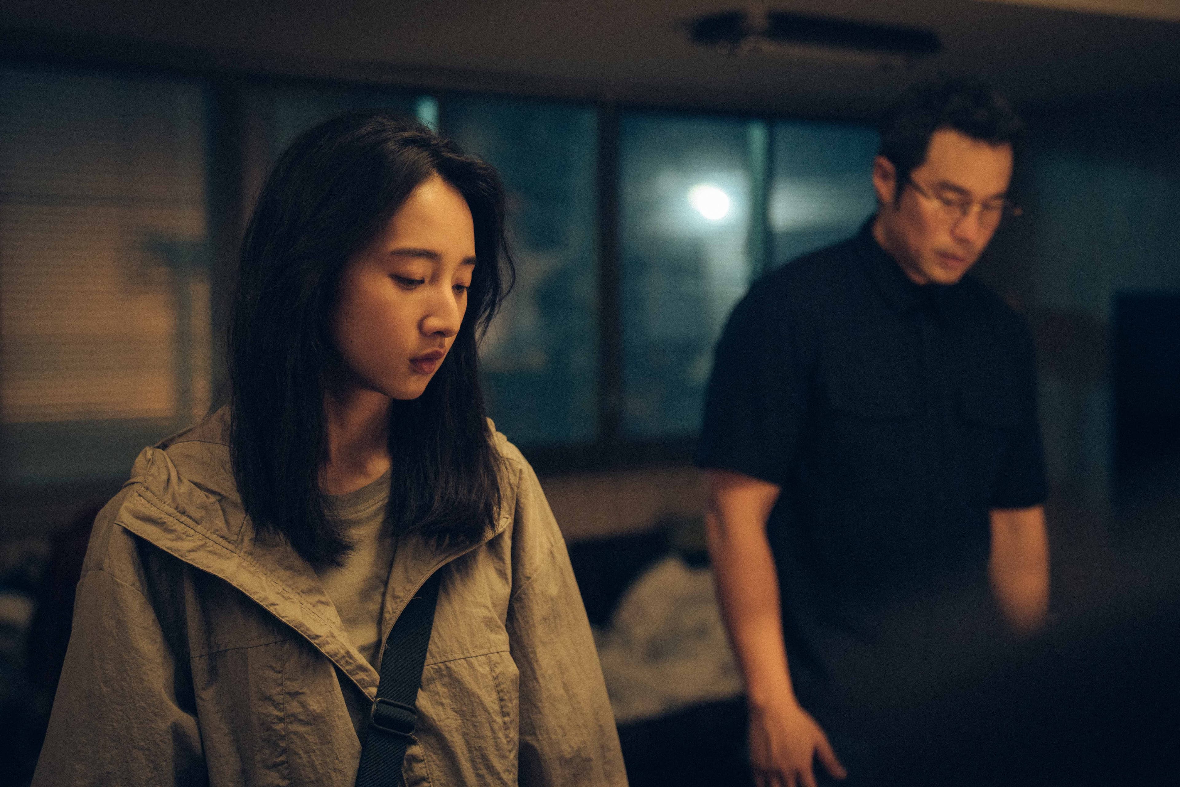 李沐(左)與張孝全(右)在《誰是被害者:第2季》終於有機會演繹父女情。(Netflix提供)