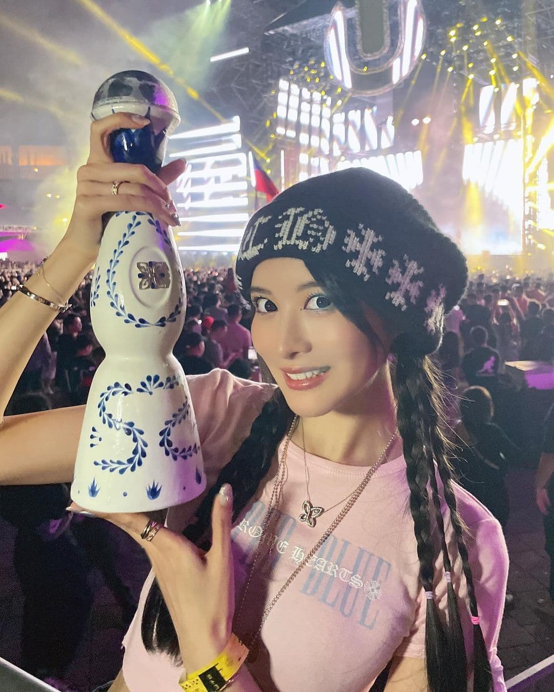 相澤南拿著酒瓶拍照,笑說感覺很帥但自己根本沒辦法喝酒。(翻攝相澤南INS)
