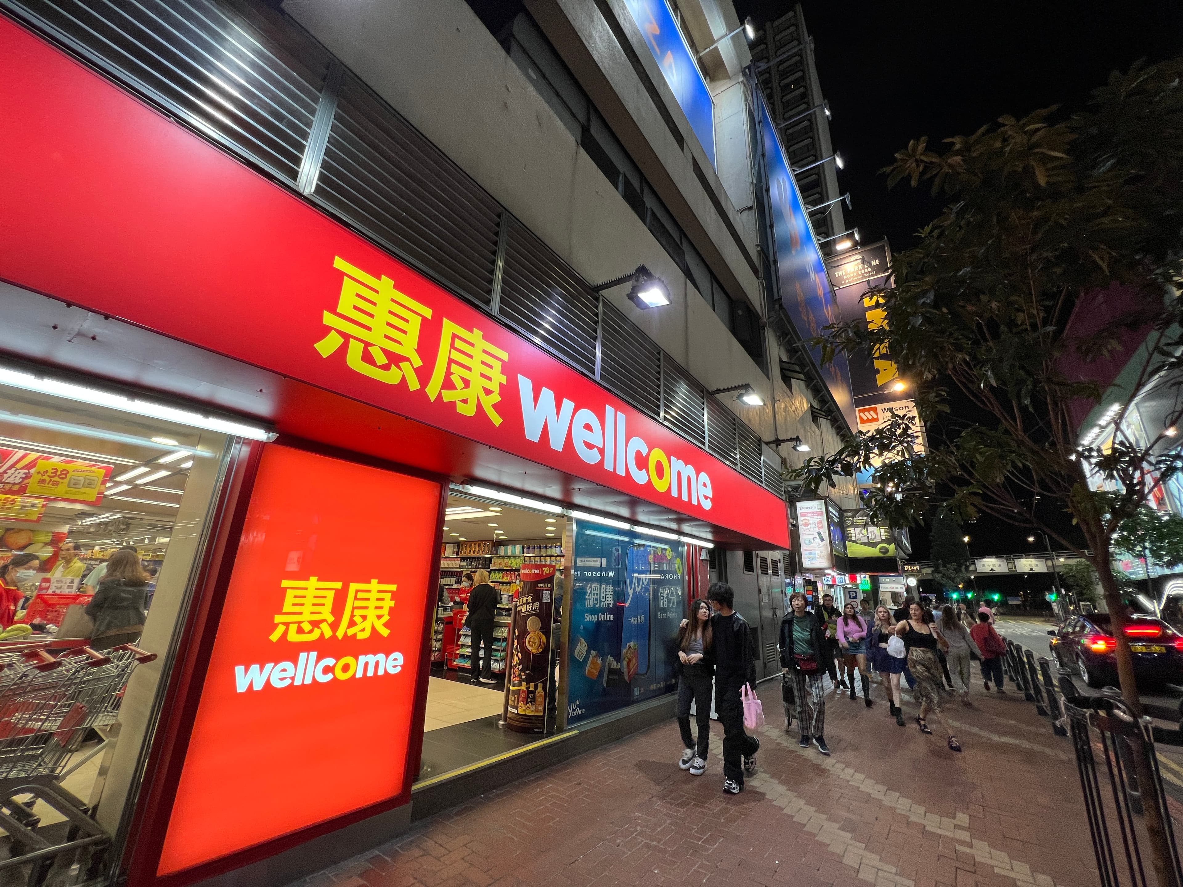 銅鑼灣的24小時惠康超市,宛如夜貓子出沒的不夜城。