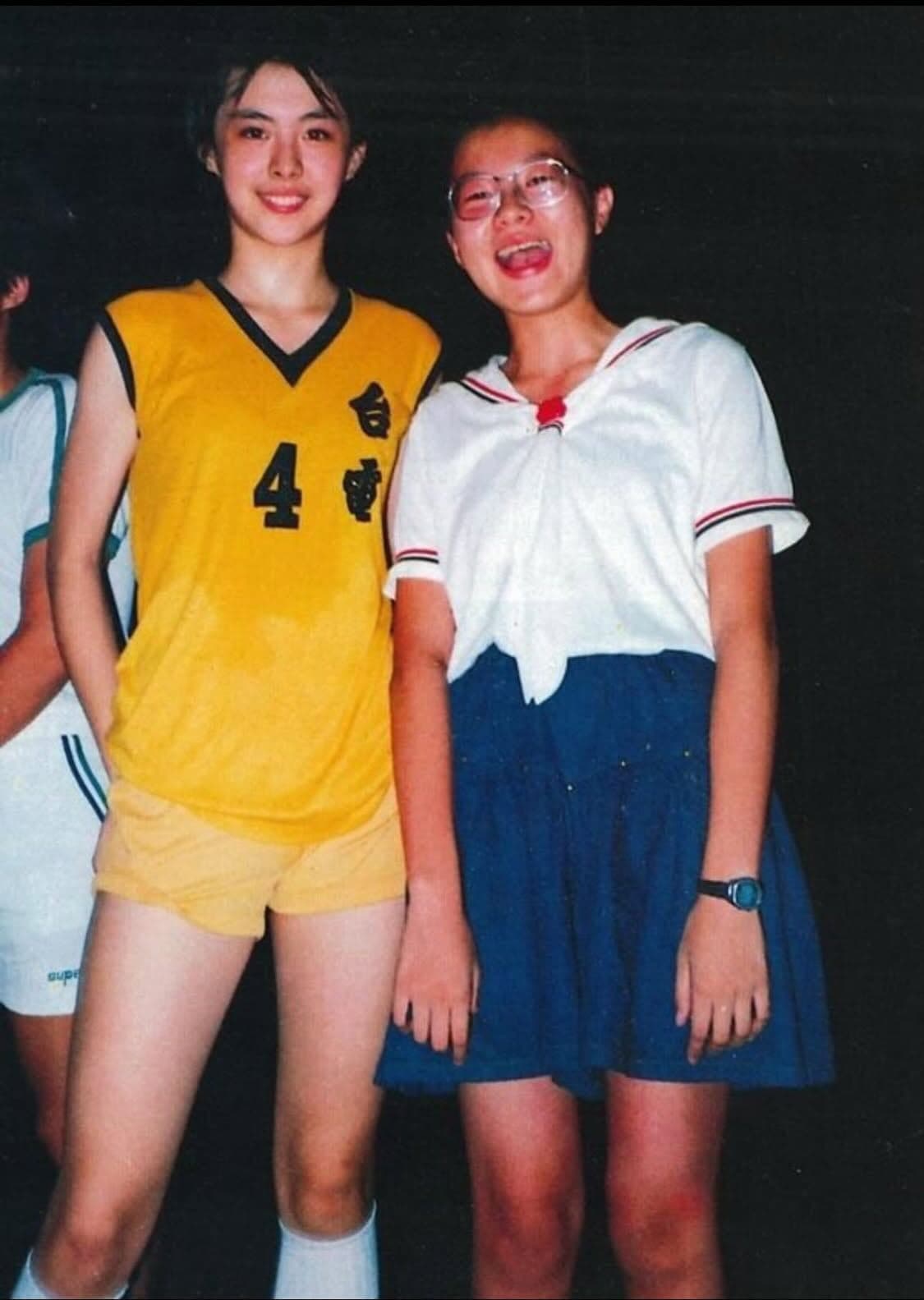 王祖賢穿黃色小台電球衣,與同學合照。(翻攝Threads)