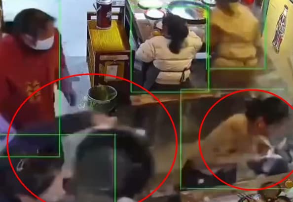 鄰桌的美女顧客無預警被熱湯淋臉,痛到驚聲尖叫。(翻攝微博)