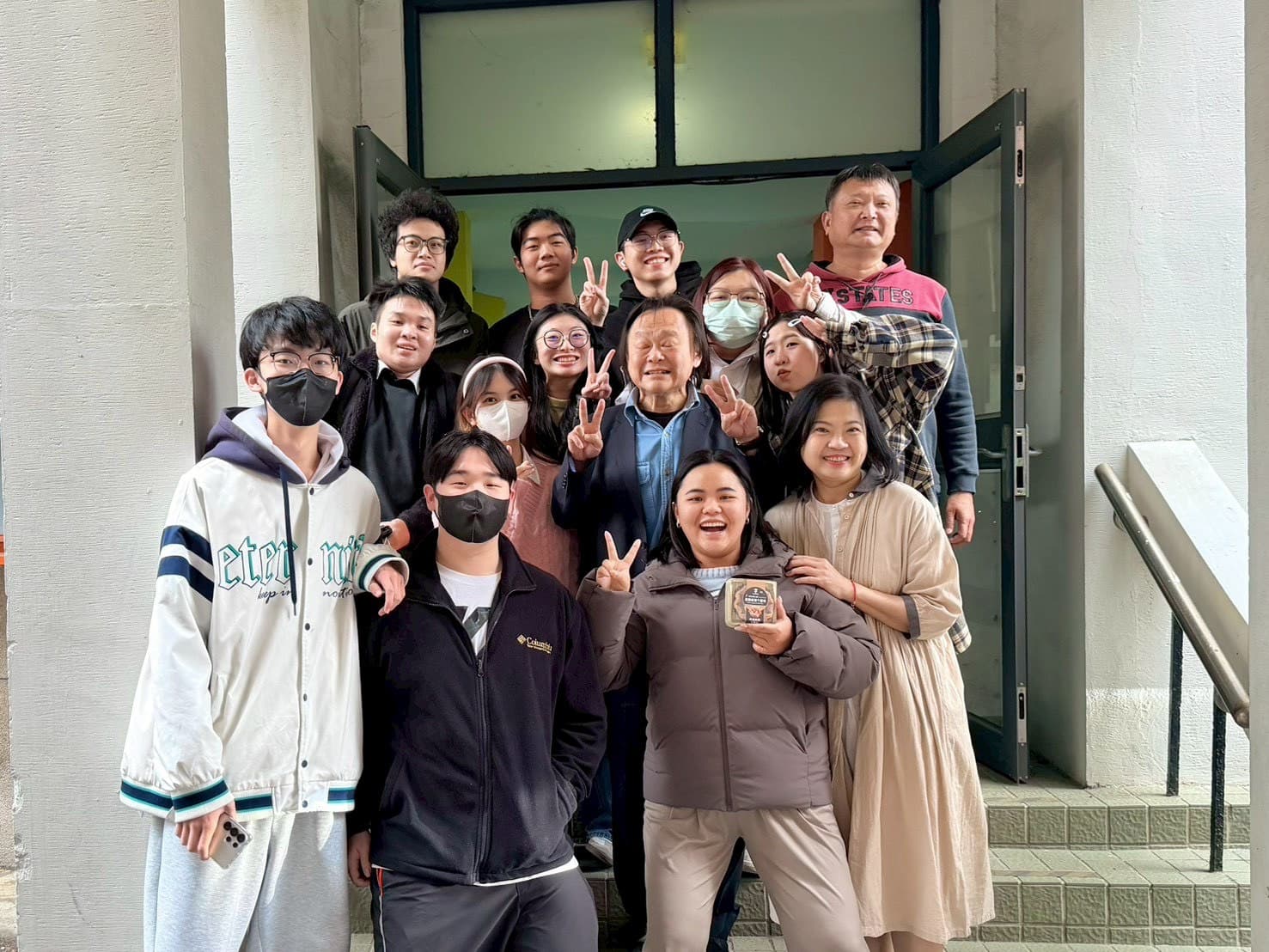 王世堅現身校園連老師們都追著拍照。（台北海大提供）