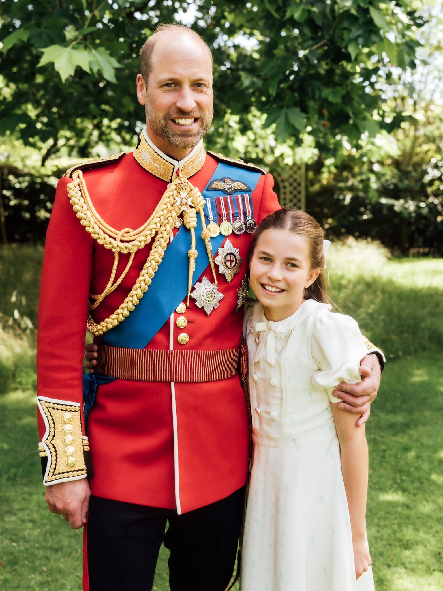 夏綠蒂公主(右)跟爸爸威廉(左)長得很像。(翻攝X@KensingtonRoyal)