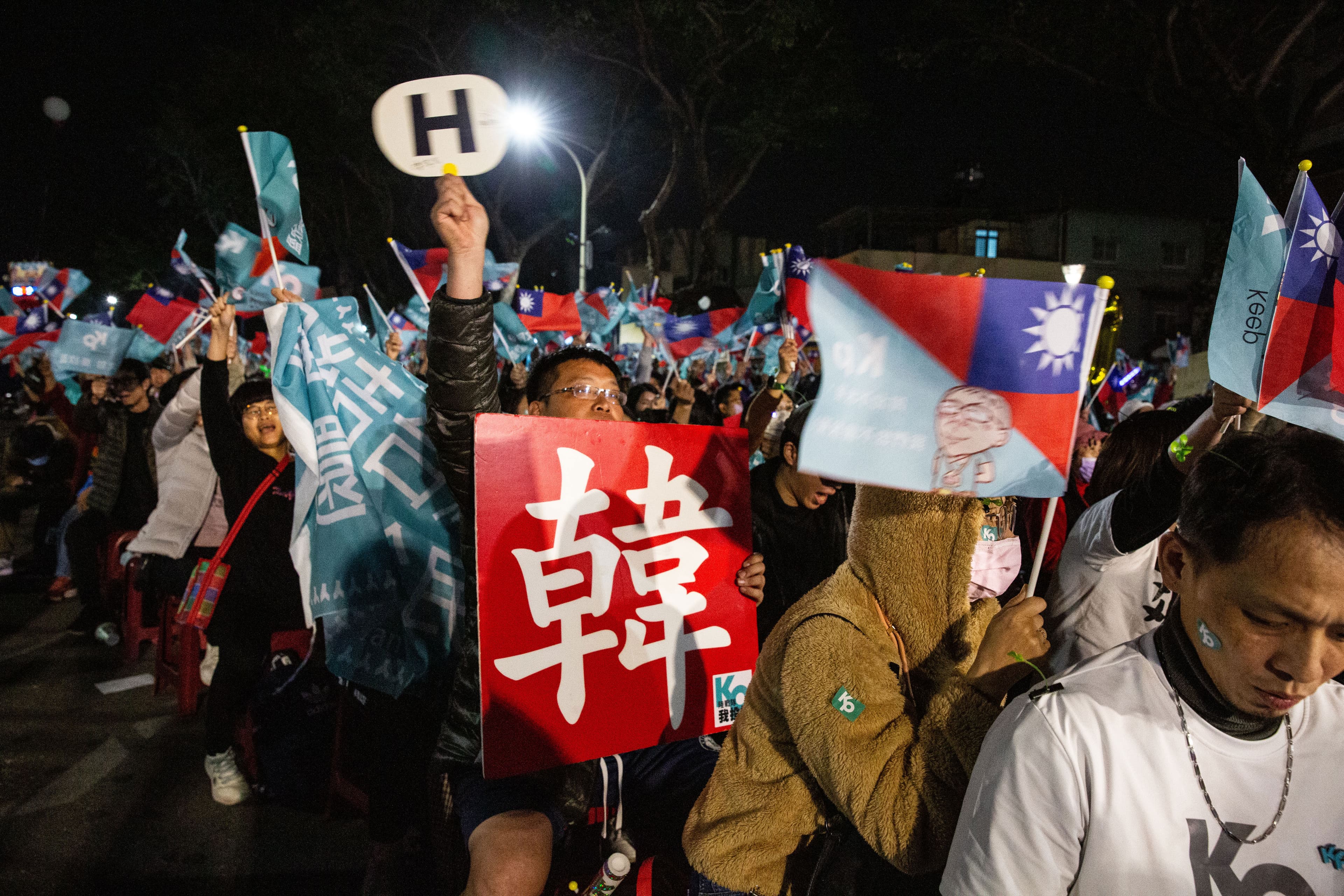 挺韓大將陳清茂12月23日在高雄岡山發起3粉挺柯P造勢,不少柯粉、韓粉、郭粉現身。