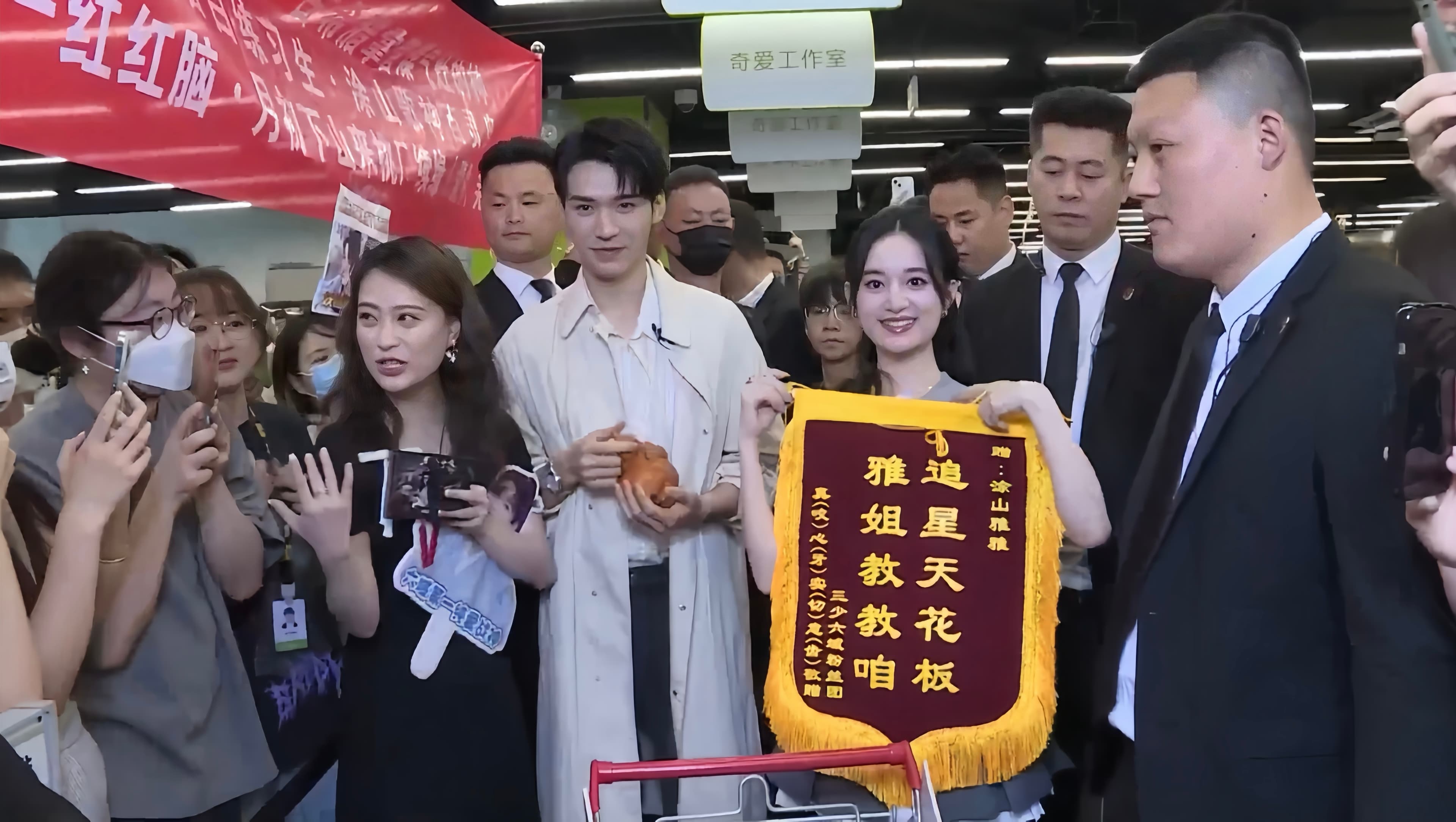 龔俊、郭曉婷直播掃樓與觀眾互動現場。龔俊、郭曉婷直播掃樓與觀眾互動現場。(愛奇藝提供)