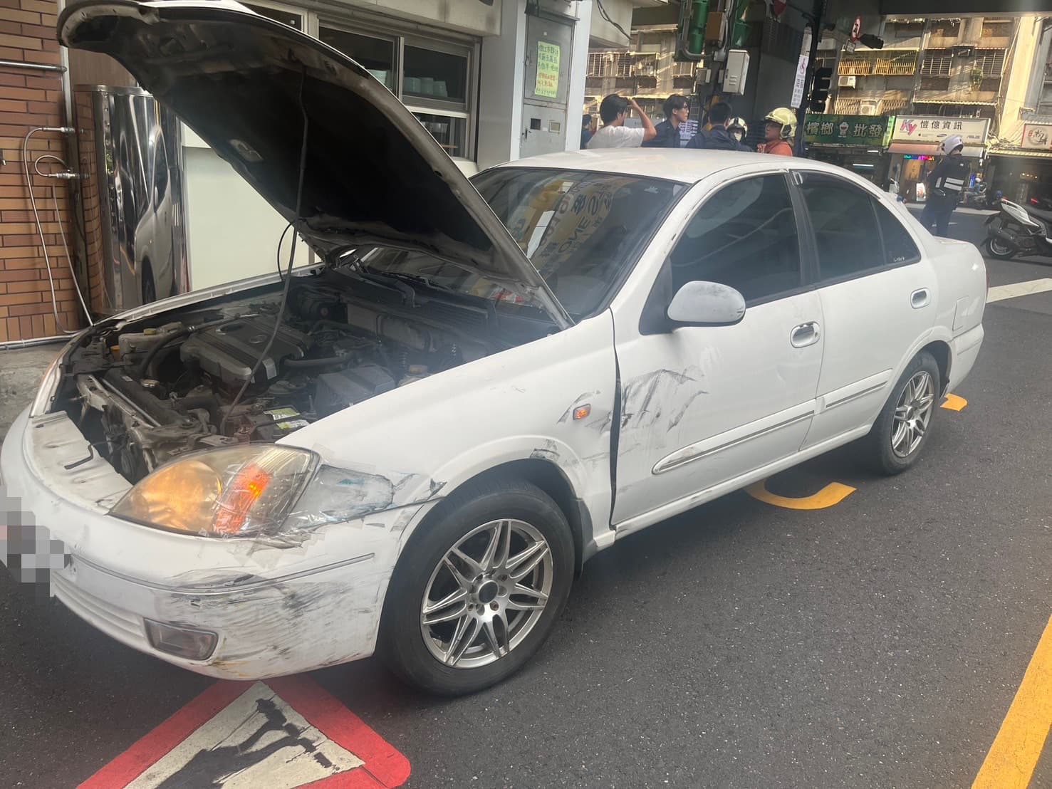 王姓男子駕駛白色自小客車自撞路緣石,再急速倒車轉圈肇事,事後被查出毒品快篩陽性反應。(翻攝畫面)