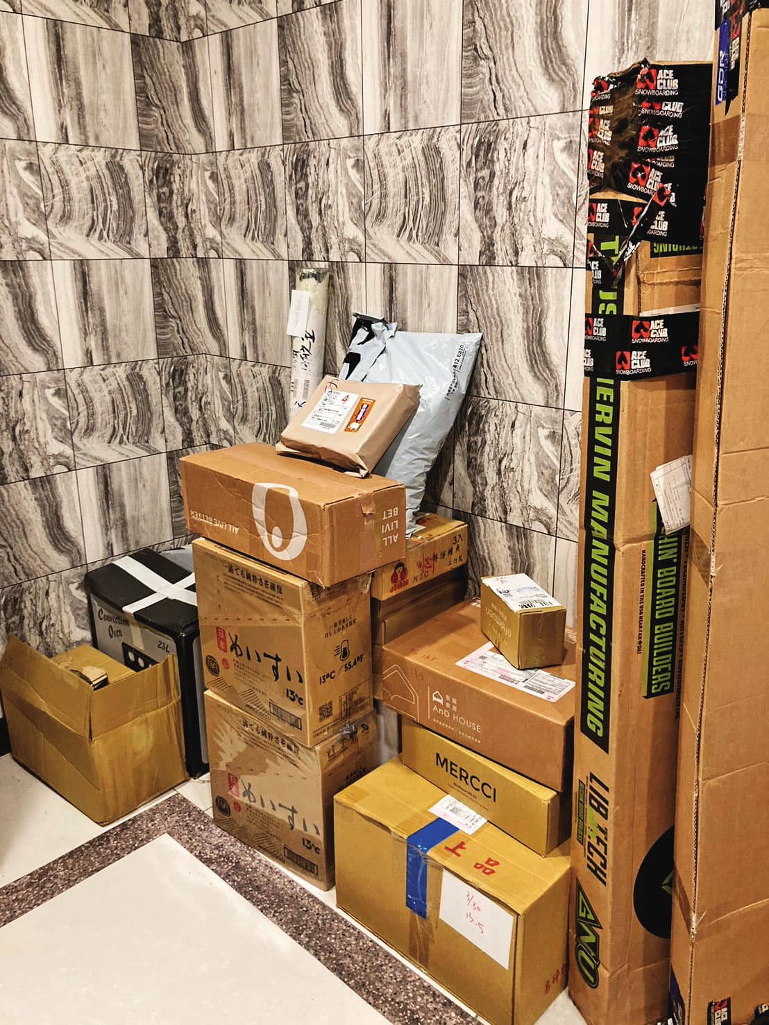 郭書瑤挨批只簽收卻不領走包裹,將社區大廳當成私人儲藏室。(讀者提供)