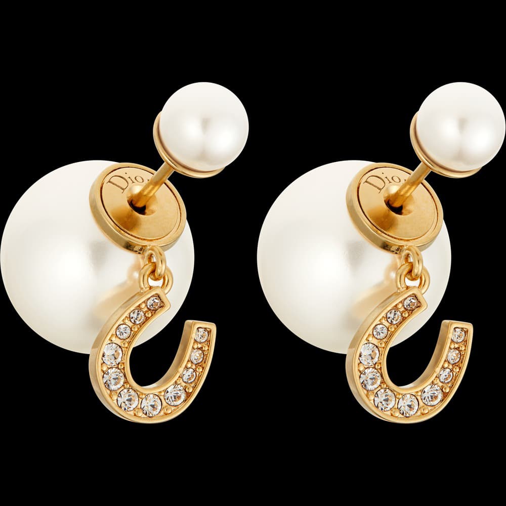 Dior Tribales馬蹄鐵造型珠飾耳環。NT$19,000(Dior提供)