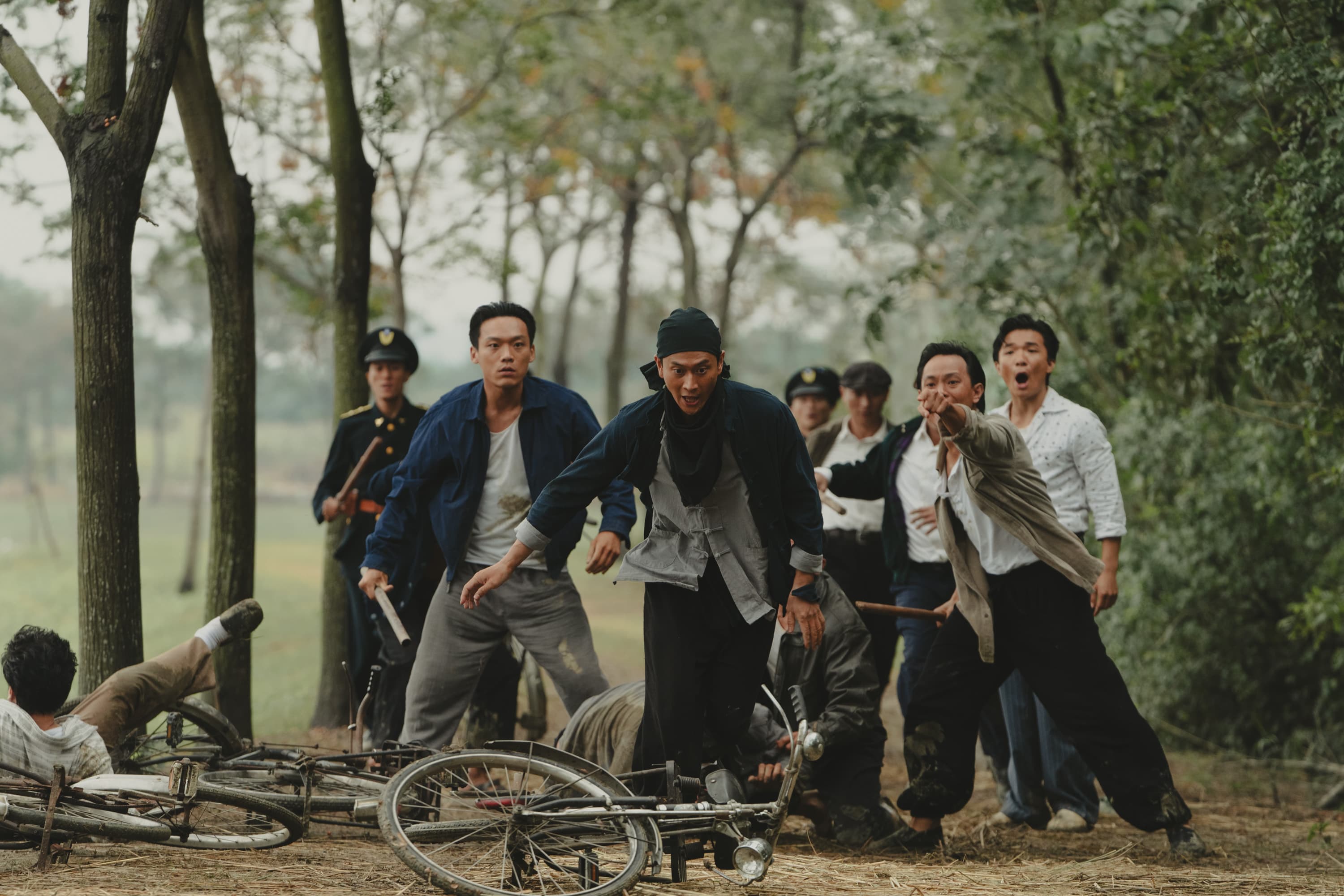 劉冠廷為飾演的飛賊一角,雨天實拍狂奔逃亡,做足功課。(華文創提供)
