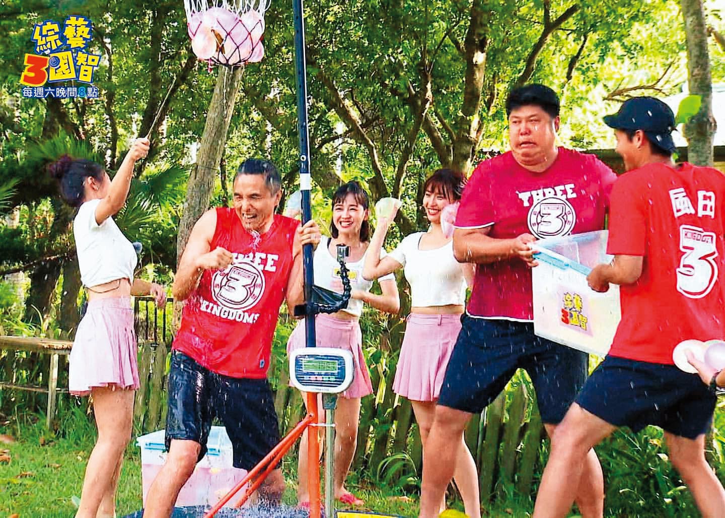 哈孝遠(右二)主持《綜藝3國智》節目,經常跟著王少偉(左二)、風田(右一)出外景玩遊戲。(翻攝自哈孝遠IG)