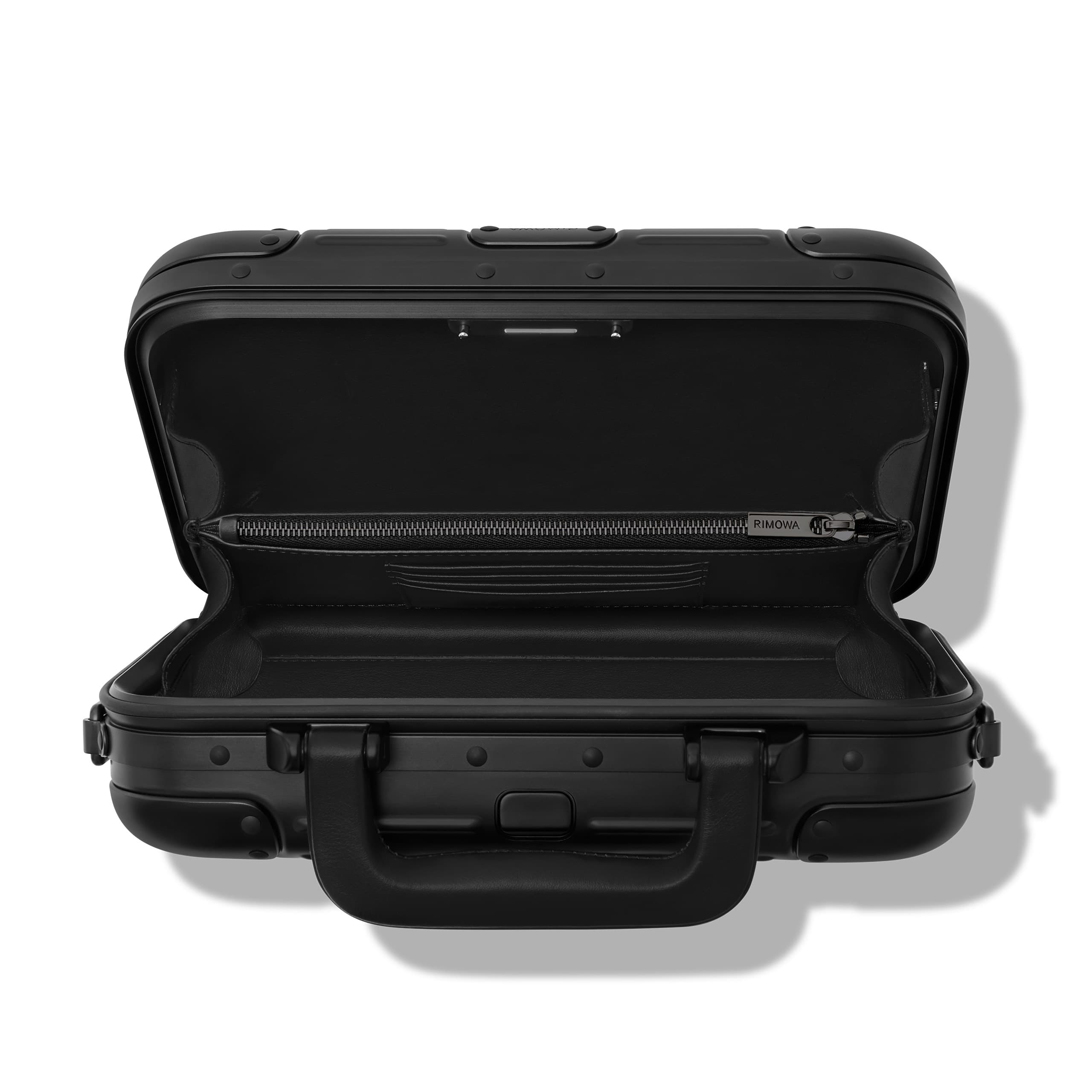 RIMOWA Original Bag內部以義大利製皮革打造。(美之心提供)