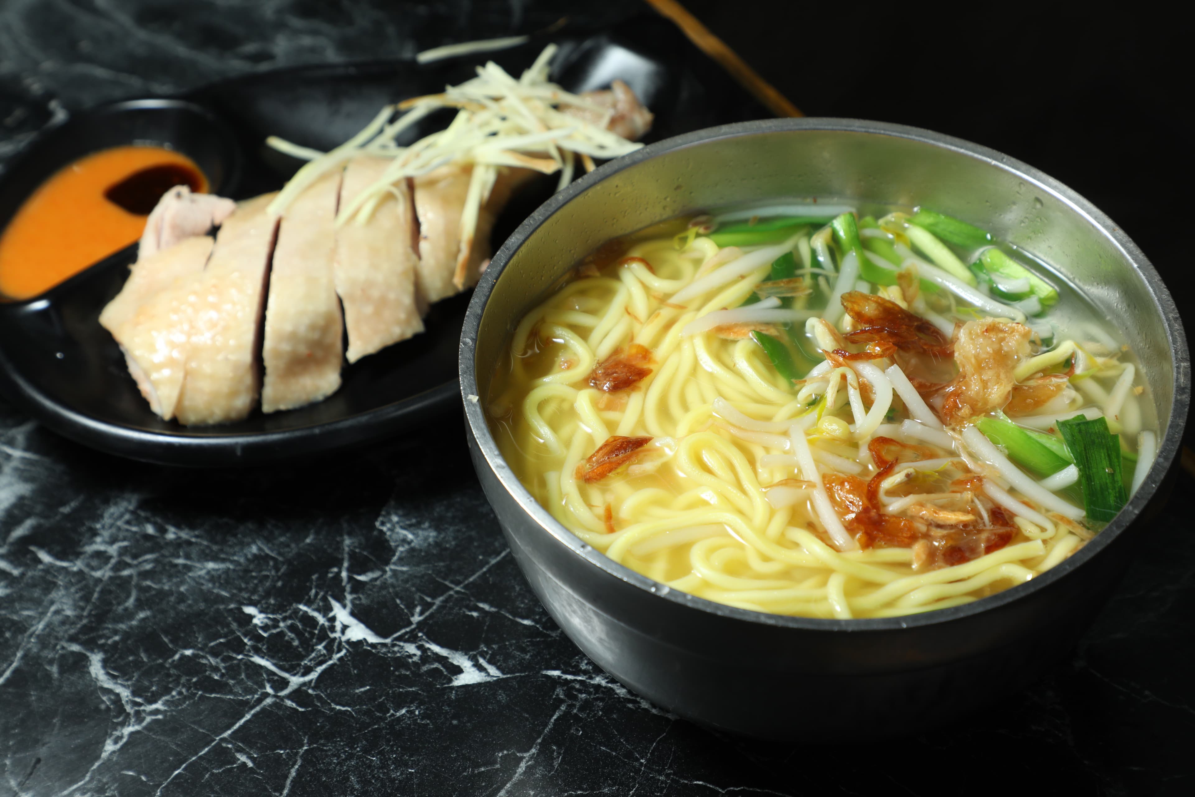 「鴨肉榮」的鴨肉麵是以傳統油麵加上鴨骨熬煮的鮮美高湯。
