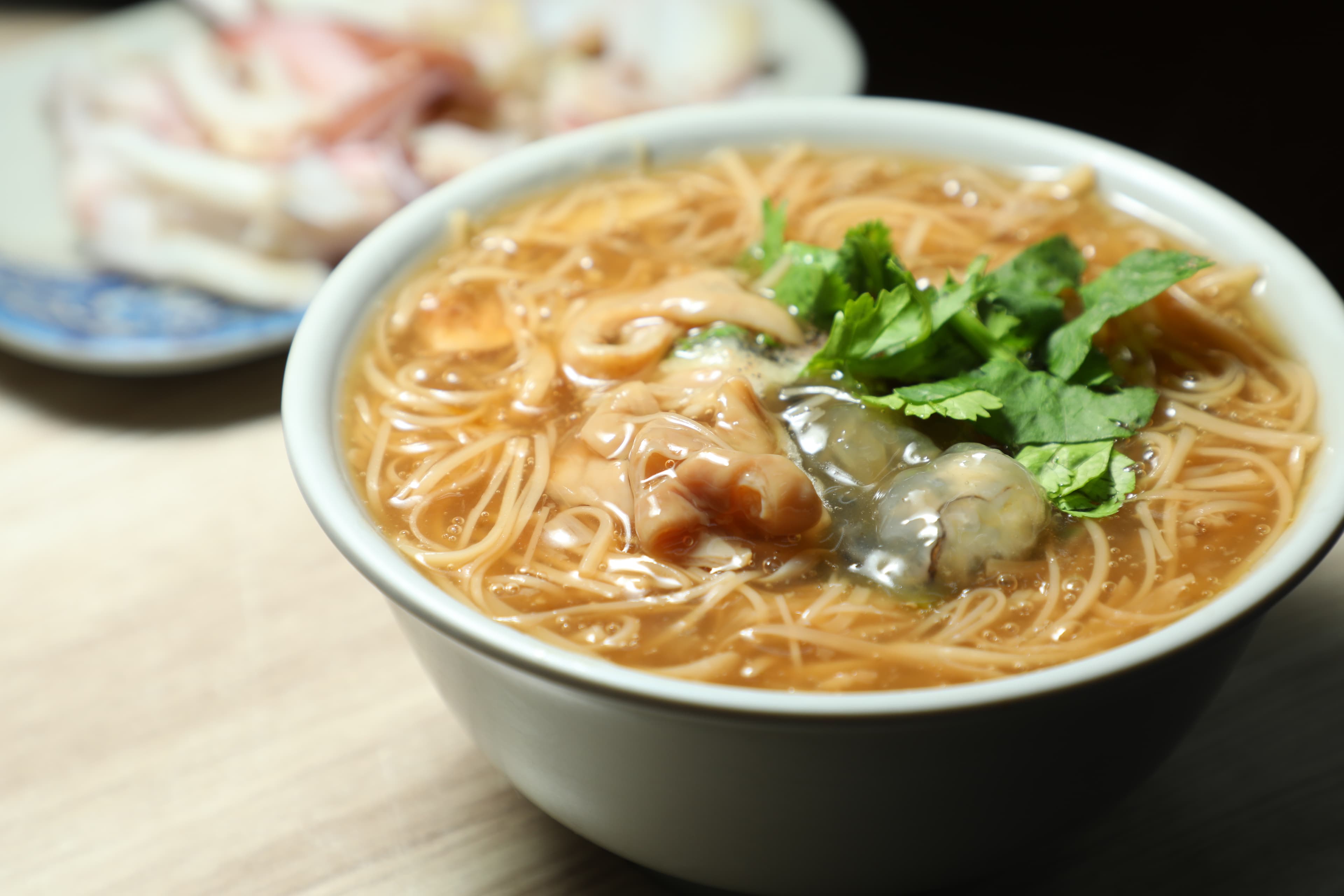 「大廟口美濃粄條蚵仔麵線」的蚵仔麵線柴魚香氣濃郁,湯頭清淡。