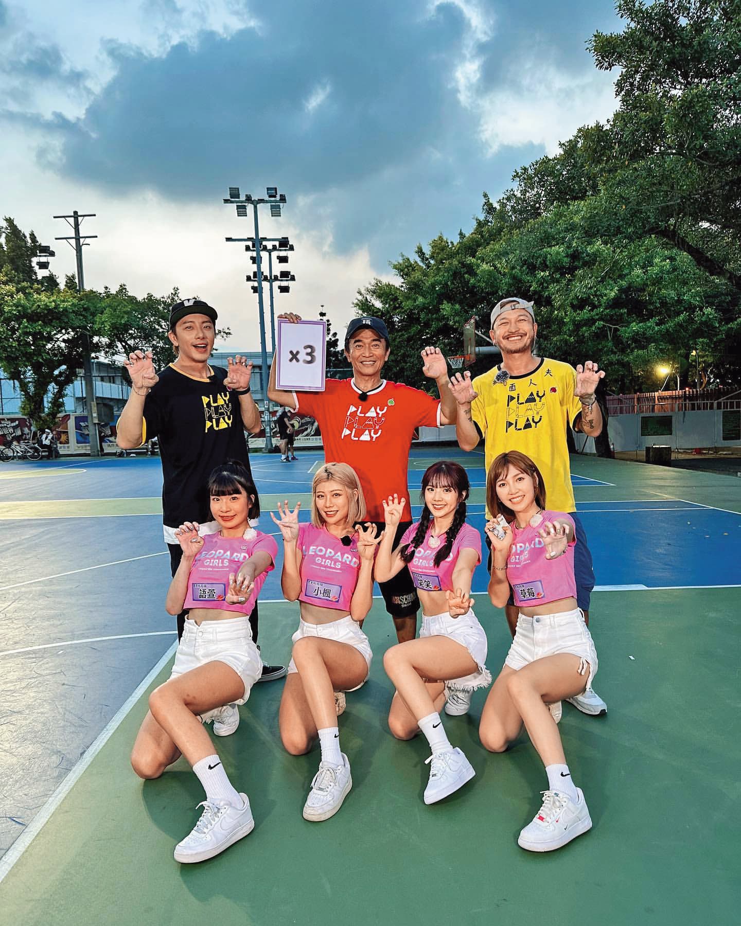 笑笑(前排右二)上《綜藝玩很大》,與坤達(後排左起)、吳宗憲和KID出外景。(翻攝自笑笑IG)