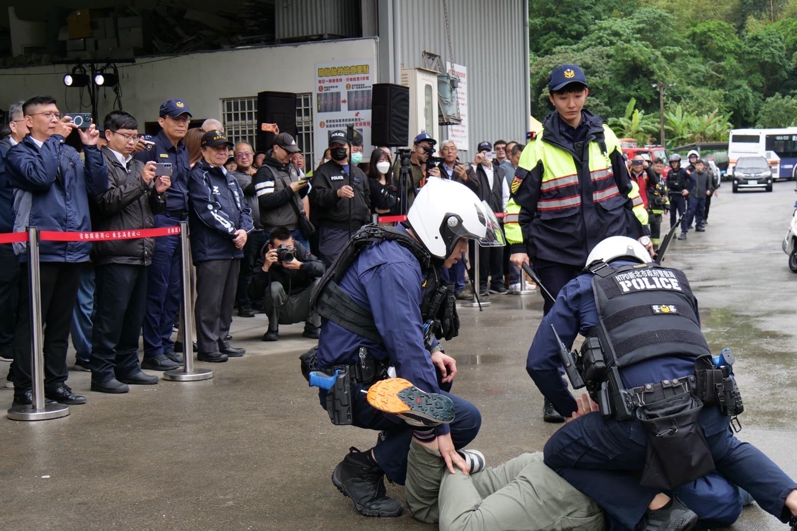 訓練以實務情境為核心，模擬可能發生於營運現場的緊急狀況。