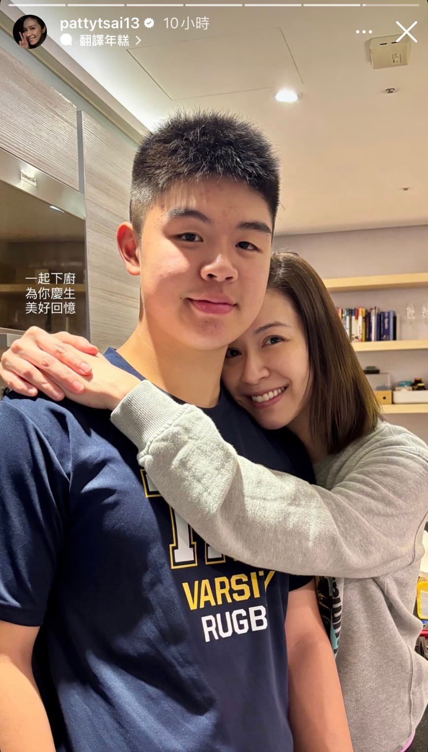 蔡依珊靠在長子連定捷肩上,為他慶生,互動溫馨有愛。(翻攝蔡依珊IG)