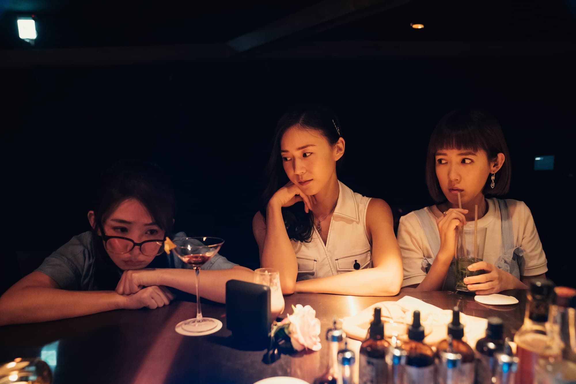 郭書瑤(左起)劇中飾演何百芮,與鍾瑶、孫可芳演出默契十足。(HBO GO提供)