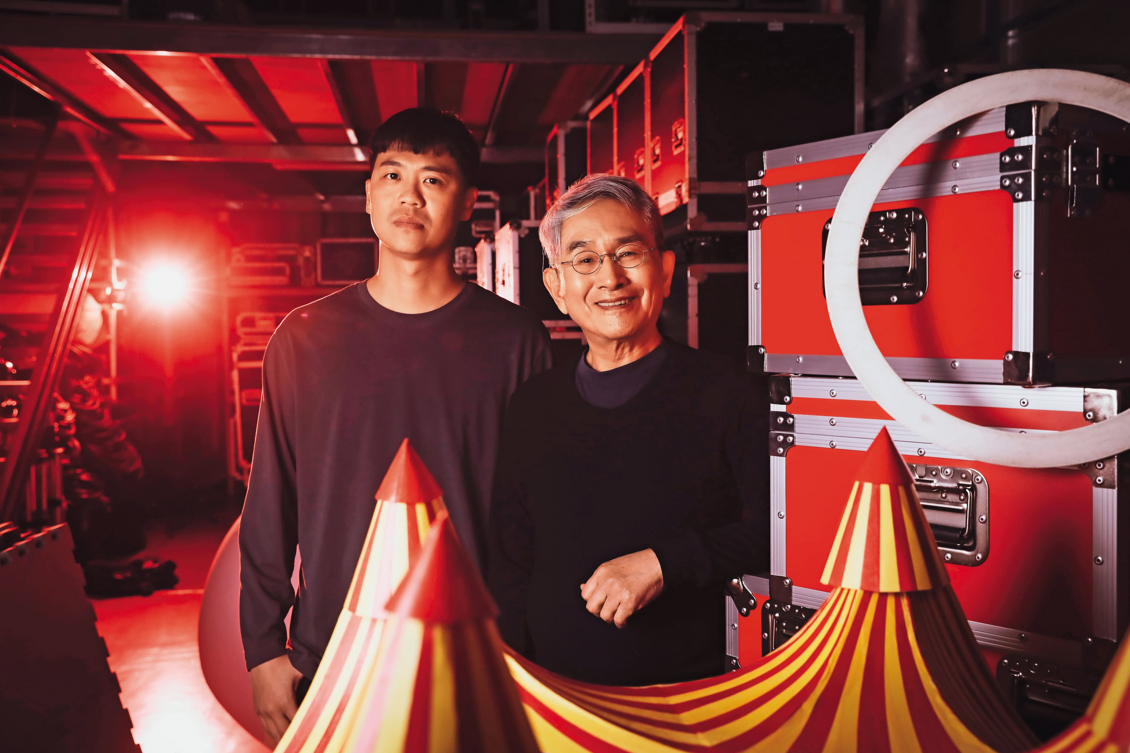 雲門舞集創辦人林懷民（右）攜手FOCASA團長林智偉（左），打造台灣首齣馬戲帳篷定目劇《幾米男孩的100次勇敢》。