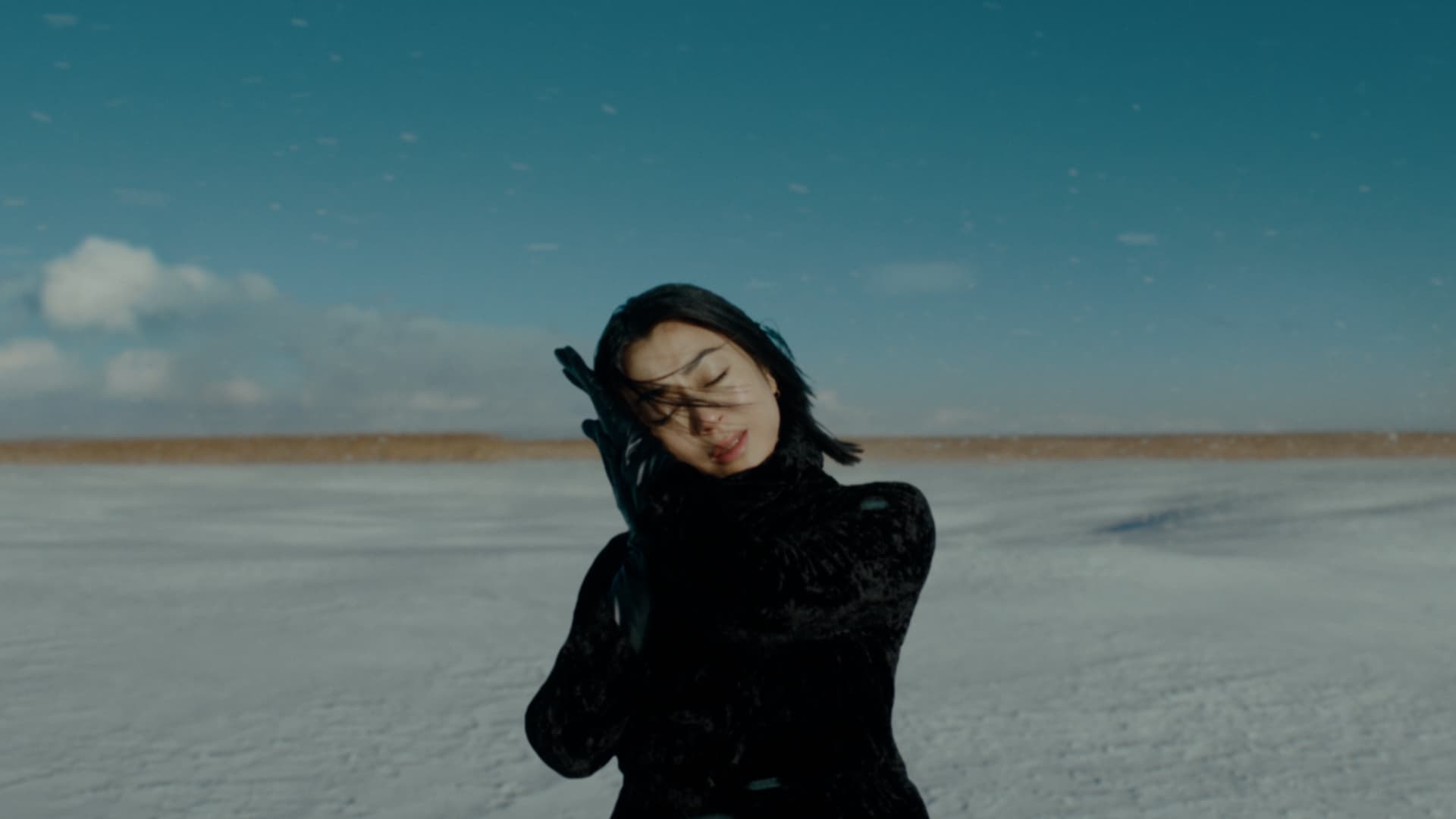 宇多田光在新歌〈沒有顏色的花〉MV,在湖面上獨舞姿態超優美。(Sony Music提供)