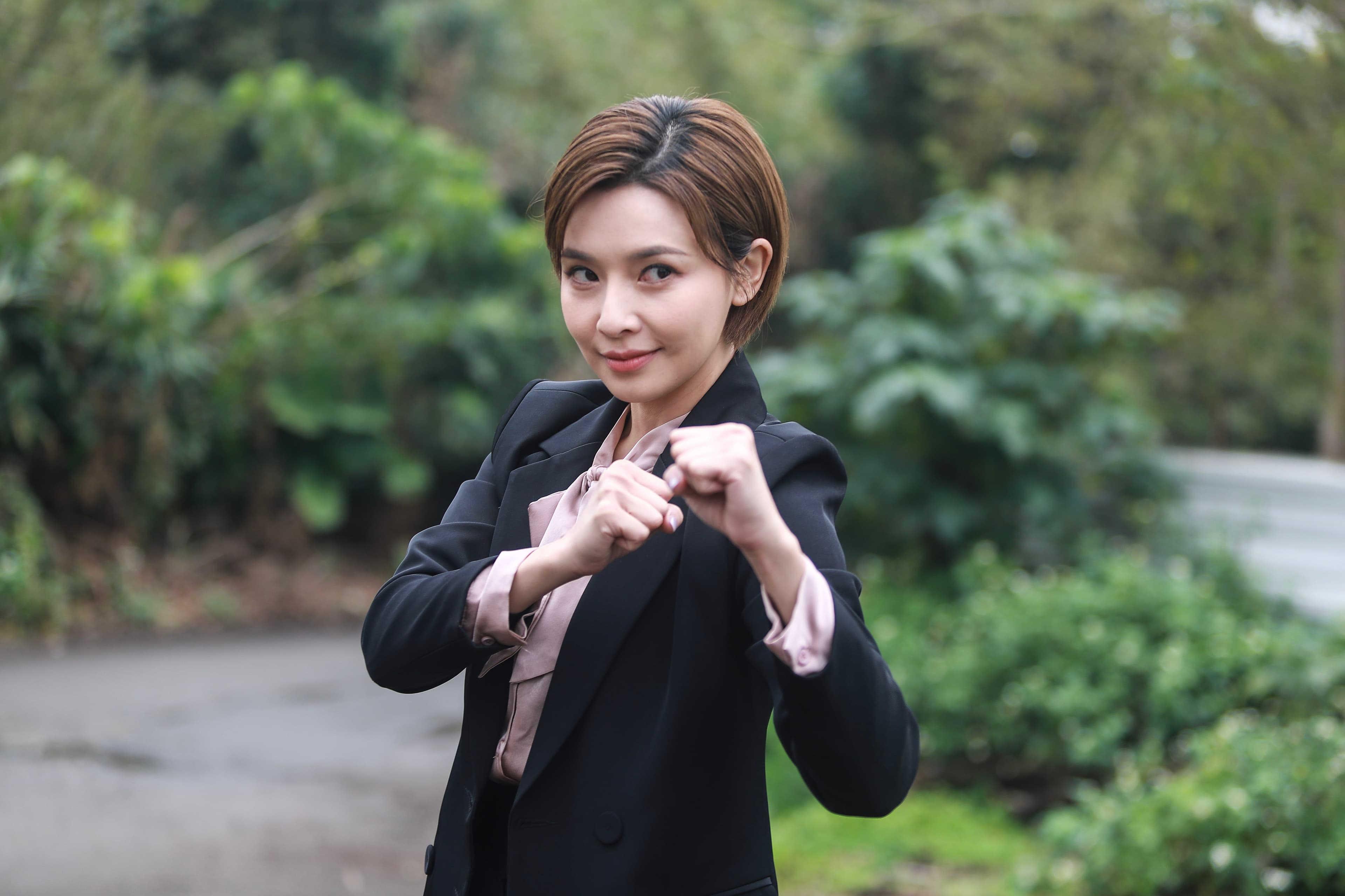 吳婉君《愛的榮耀》變成女打仔,進火場搶救傅子純。(民視提供)