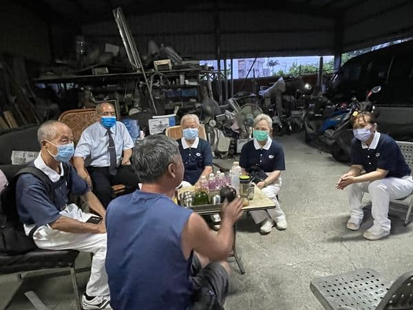 慈濟志工送關懷金至楊家,父母堅持婉拒,想把這份愛留給更需要的人。(慈濟基金會彰化分會提供)