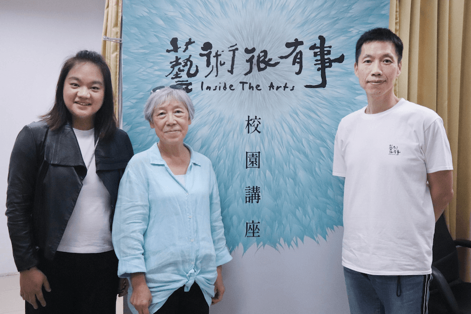 為落實藝術美學教育,《藝術很有事》前進校園與學生對談。左起為節目企編孫濬、藝術家吳瑪悧、導演陳書正。(公視提供)