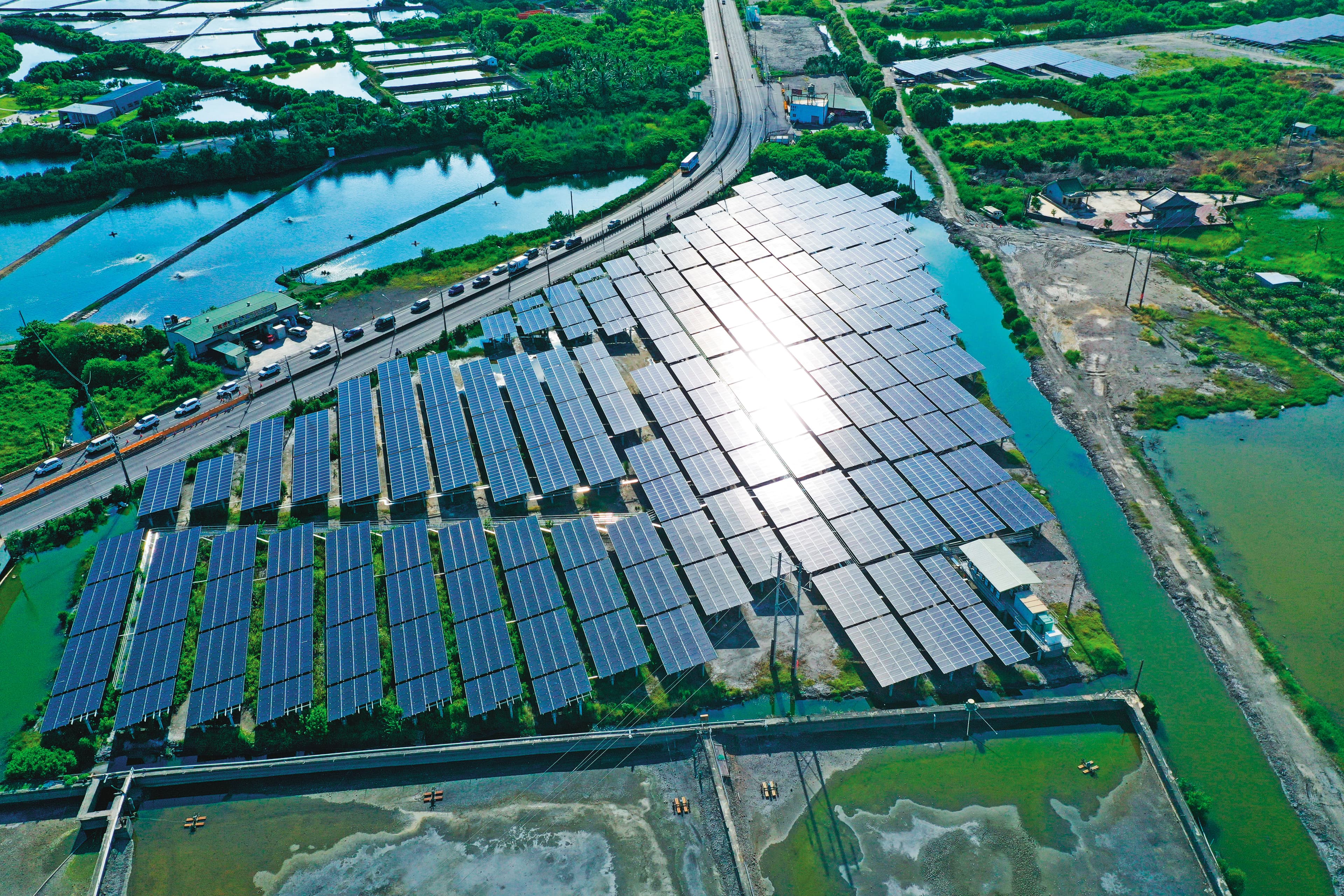 國內太陽能建置進度落後,需要透過跨部會協調,解決痛點,才能走出困境。(翻攝寶晶官網)