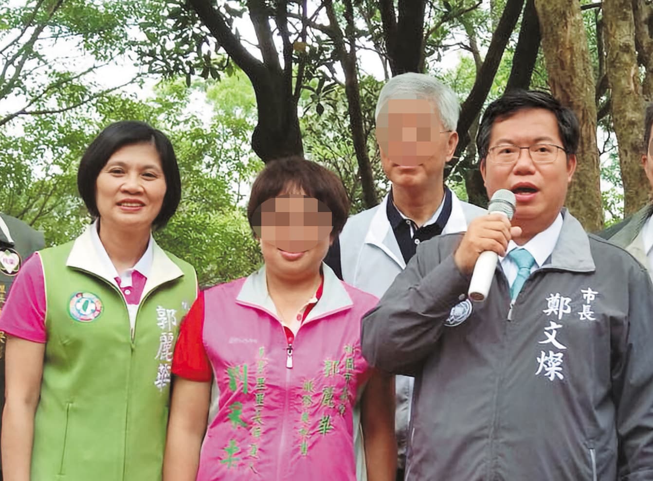 郭麗華(左1)遭劉姓女助理(左2)緊咬,以每票300元價碼四處收購連署書。(翻攝劉女臉書)