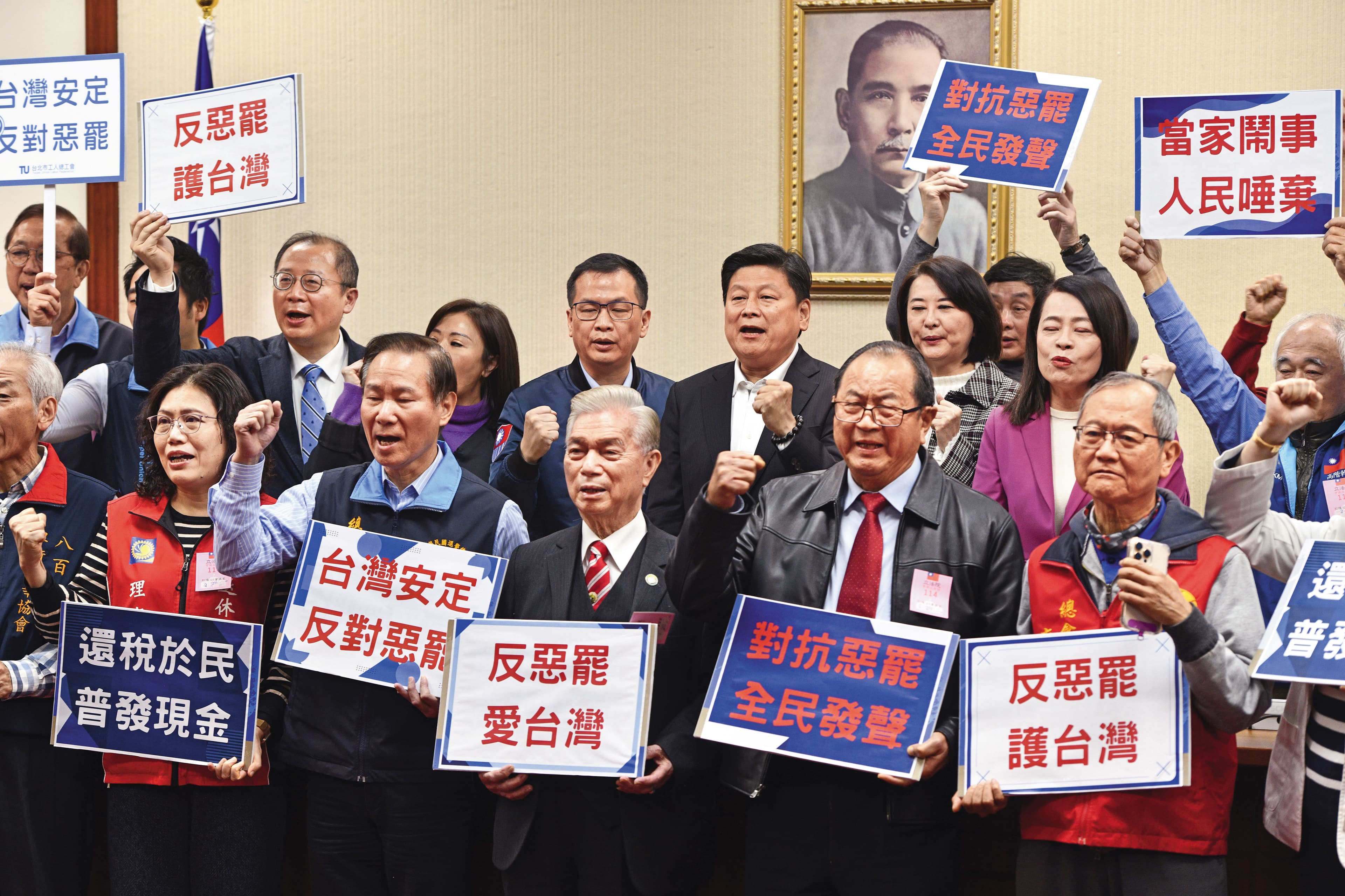 軍公教警消等多個民間團體2月26日與藍委召開記者會,共同發表「反惡罷」聲明。
