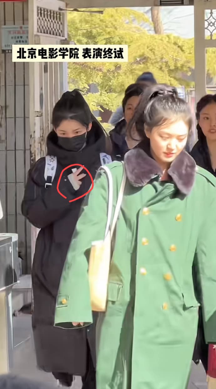 網紅李閩軒參加北京電影學院考試,疑似作弊被抓到。(翻攝自微博「中戲表演系帥哥美女」)
