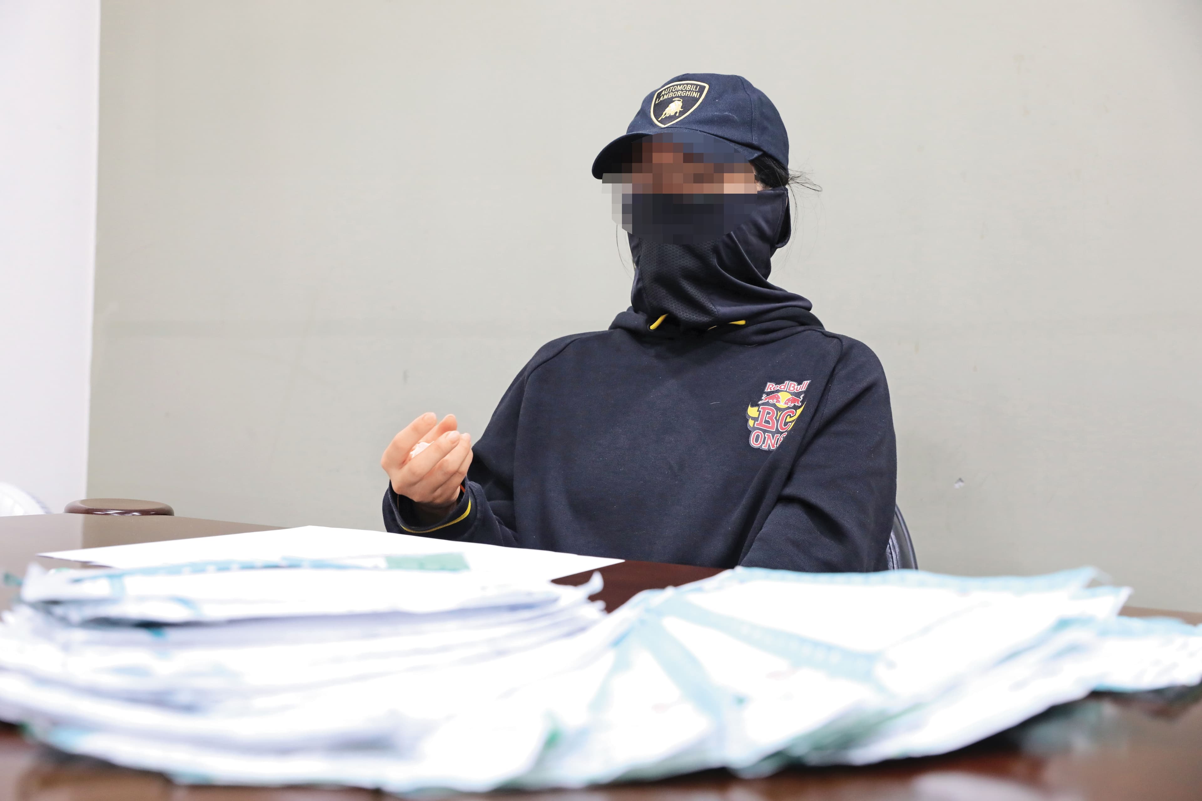 女業務A小姐攤出一包包身心科藥袋,聲淚俱下指控張振平是老渣男。