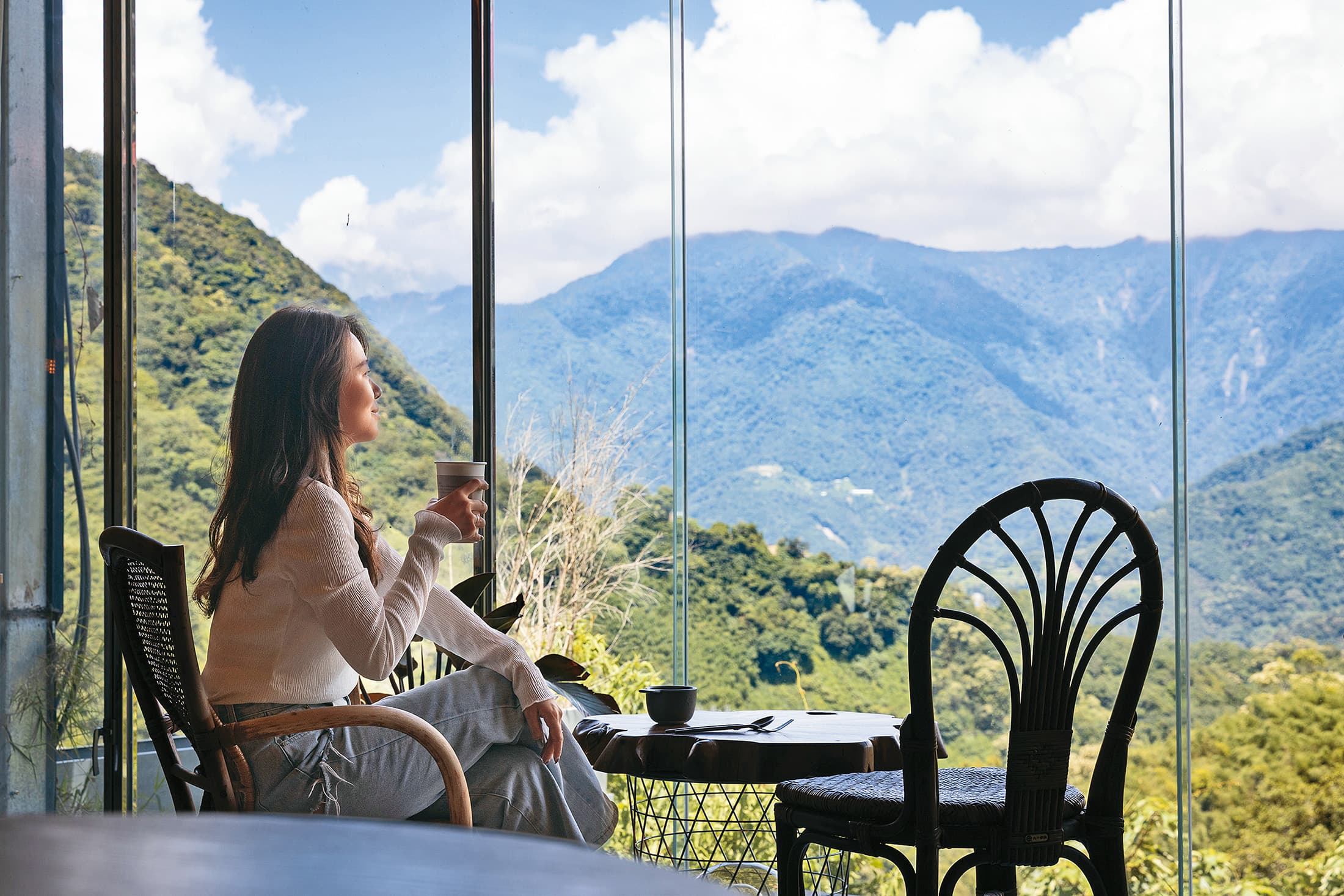 咖啡館窗外即是一望無際的山林景觀,讓人宛如置身山巔仙境。