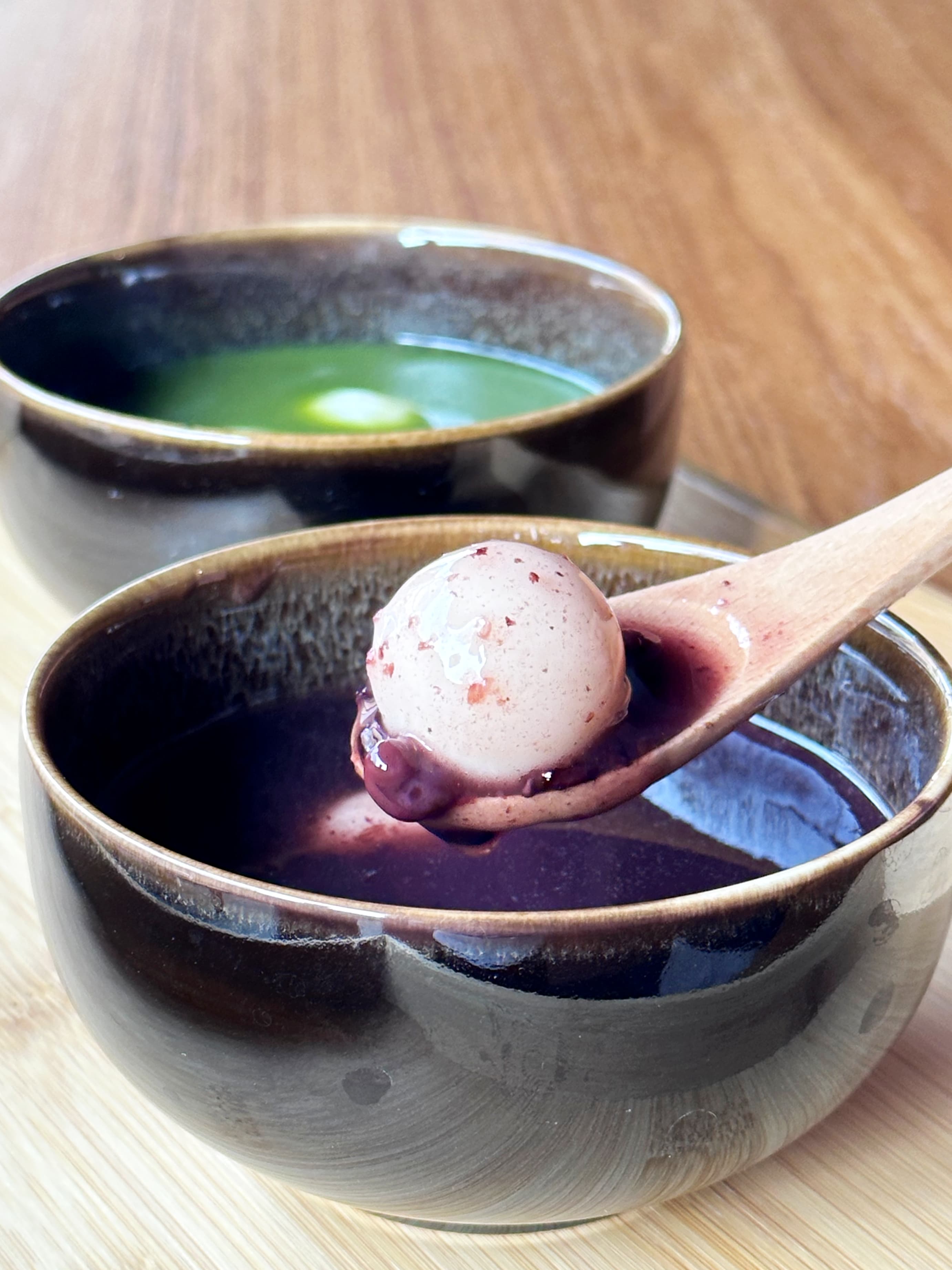 冬季才吃得到的「夫婦紫米紅豆湯」與「白玉抹茶紅豆湯」。(皆90元/碗)。