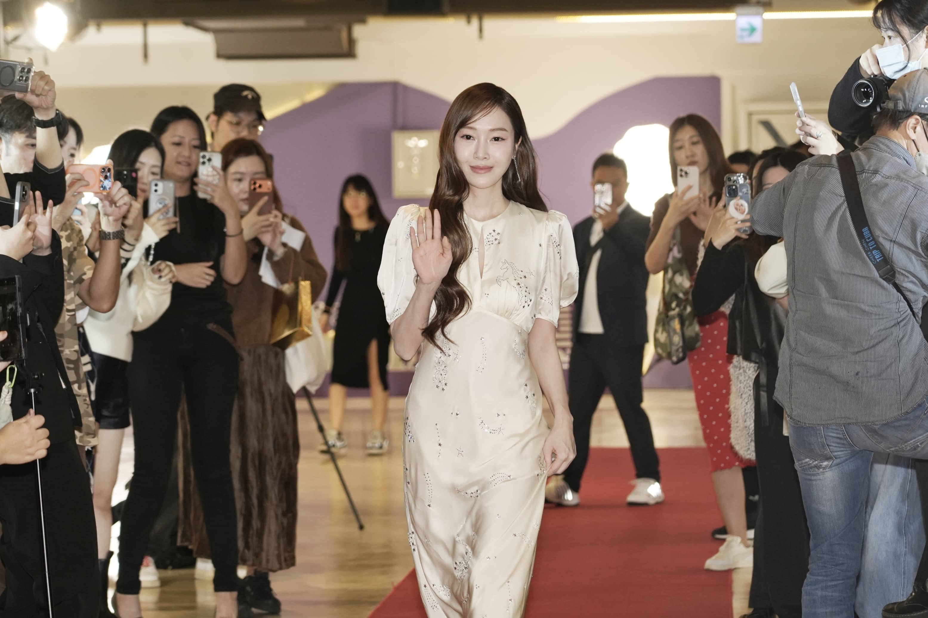 Jessica入場就像仙女降臨,大家搶拍個不停。