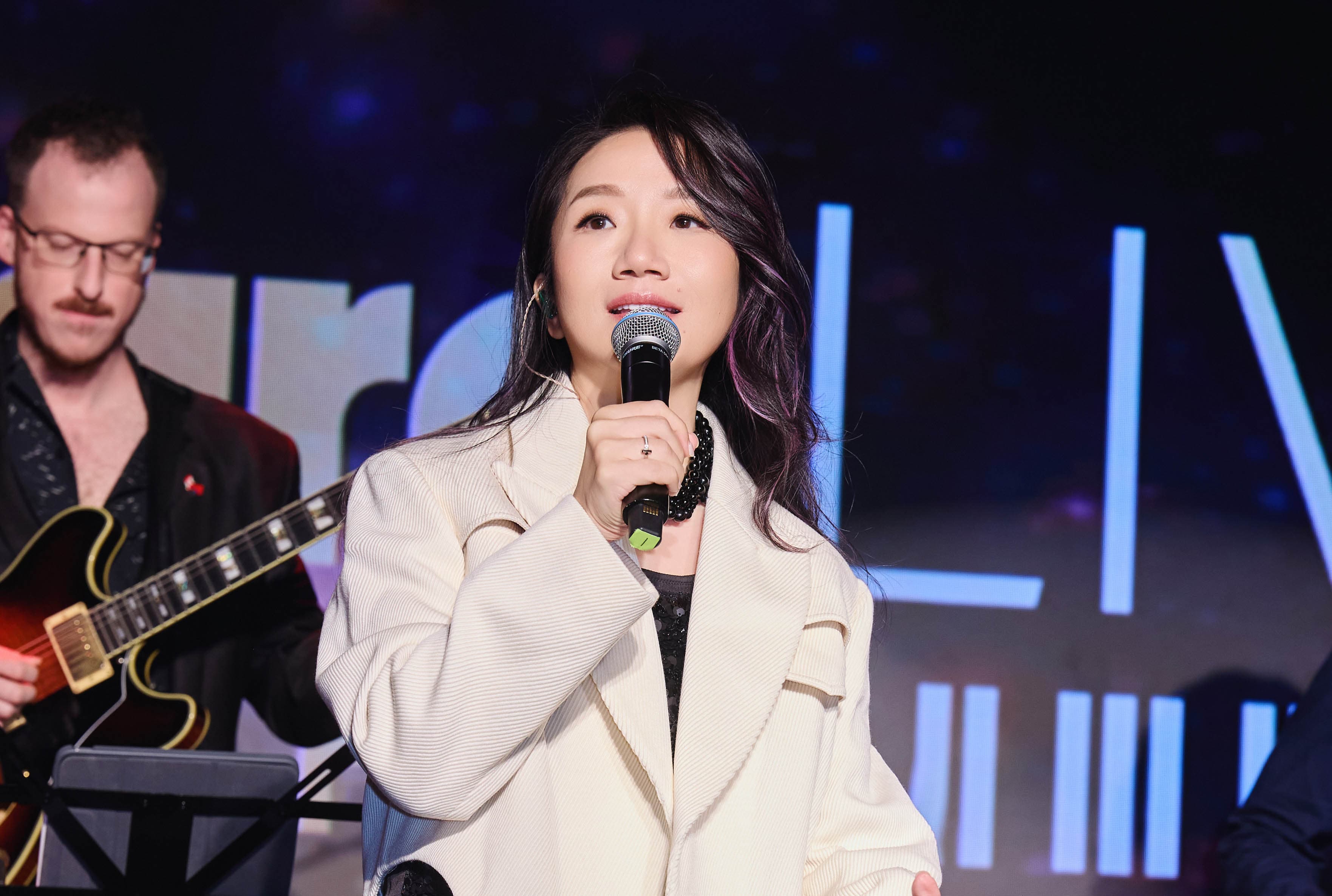 陶晶瑩現場帶來經典曲〈L-O-V-E〉,成為Billboard Live TAIPEI 首位開唱藝人。(Billboard Live TAIPEI提供)