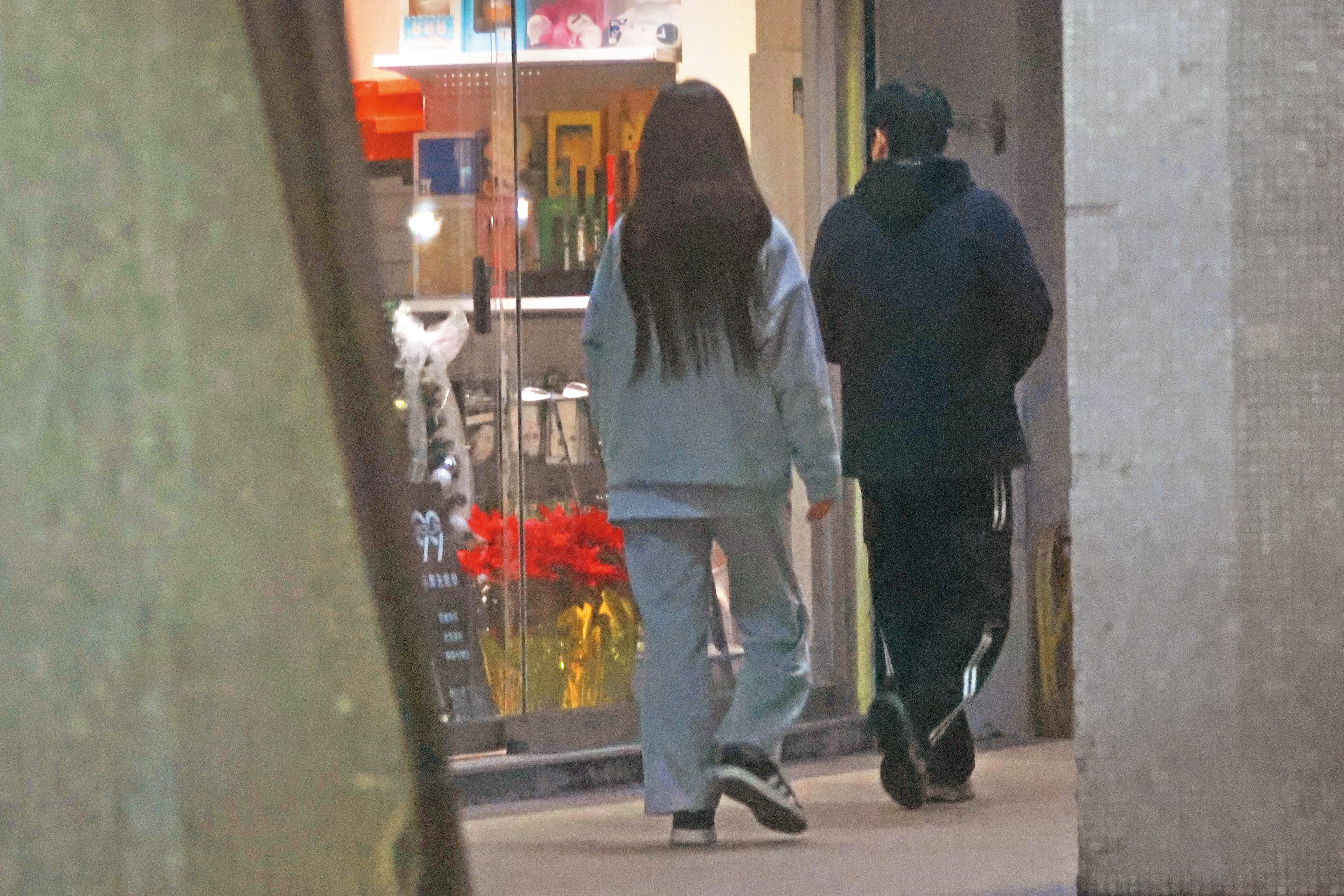 柳柳(左)與BMW男(右)離開她家後,兩人先一起前往便利商店購物。