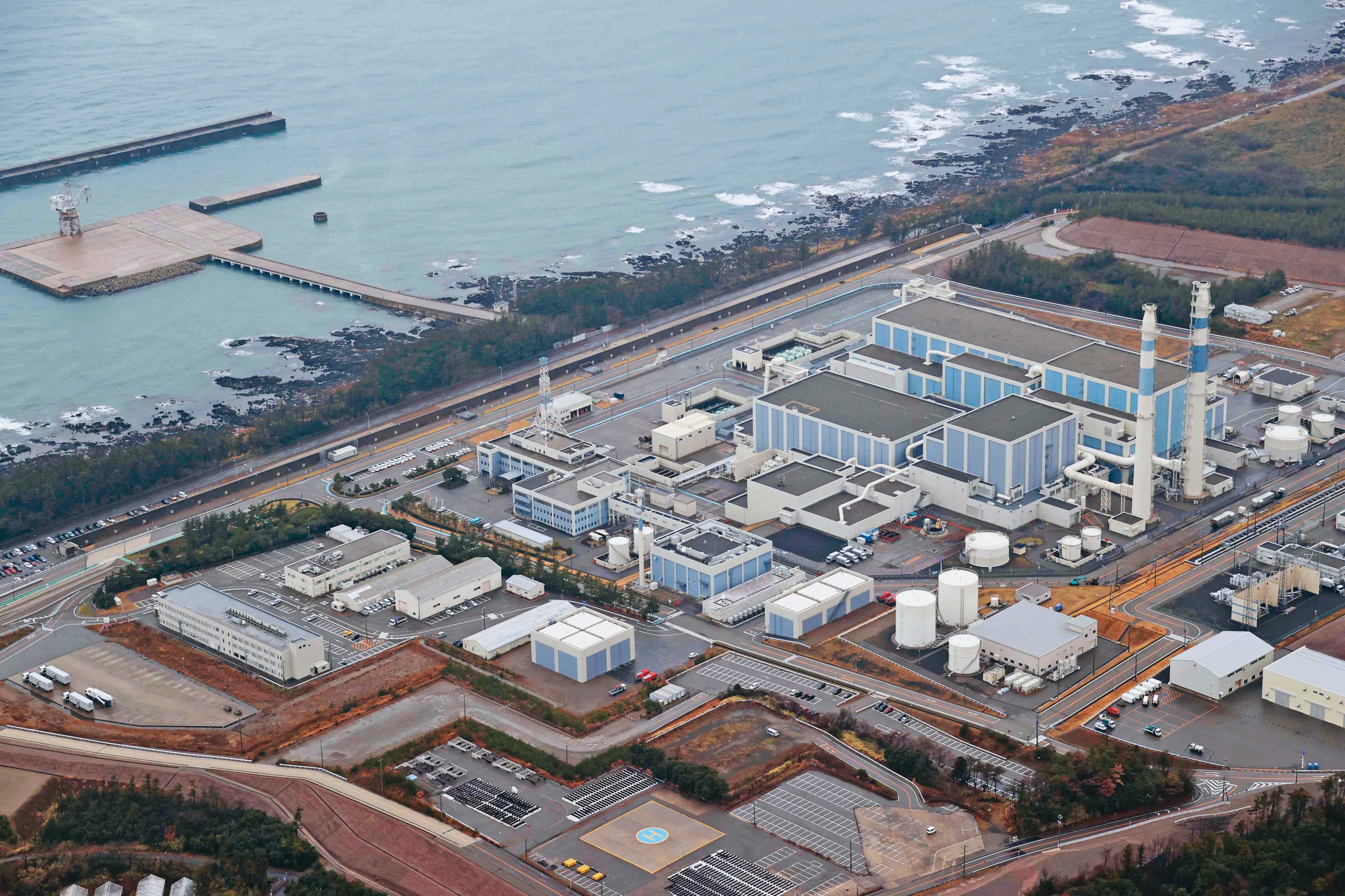 位於能登半島的志賀核電廠,在今年1月地震中發生變壓器爆炸等意外。(達志影像)