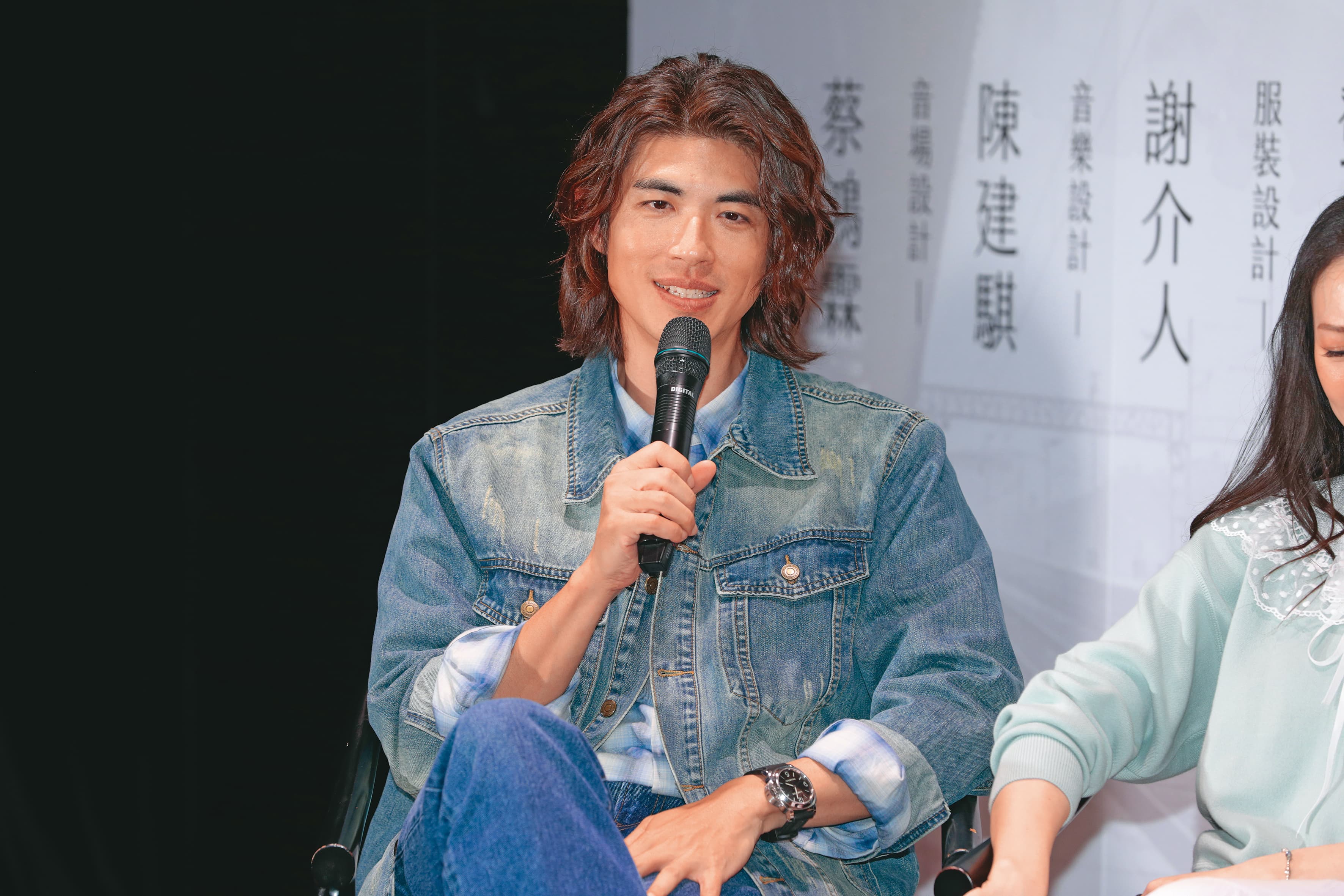 長髮飄逸的梁正群別有滋味,別說是楊麗音了,連小編也差點被掰彎。