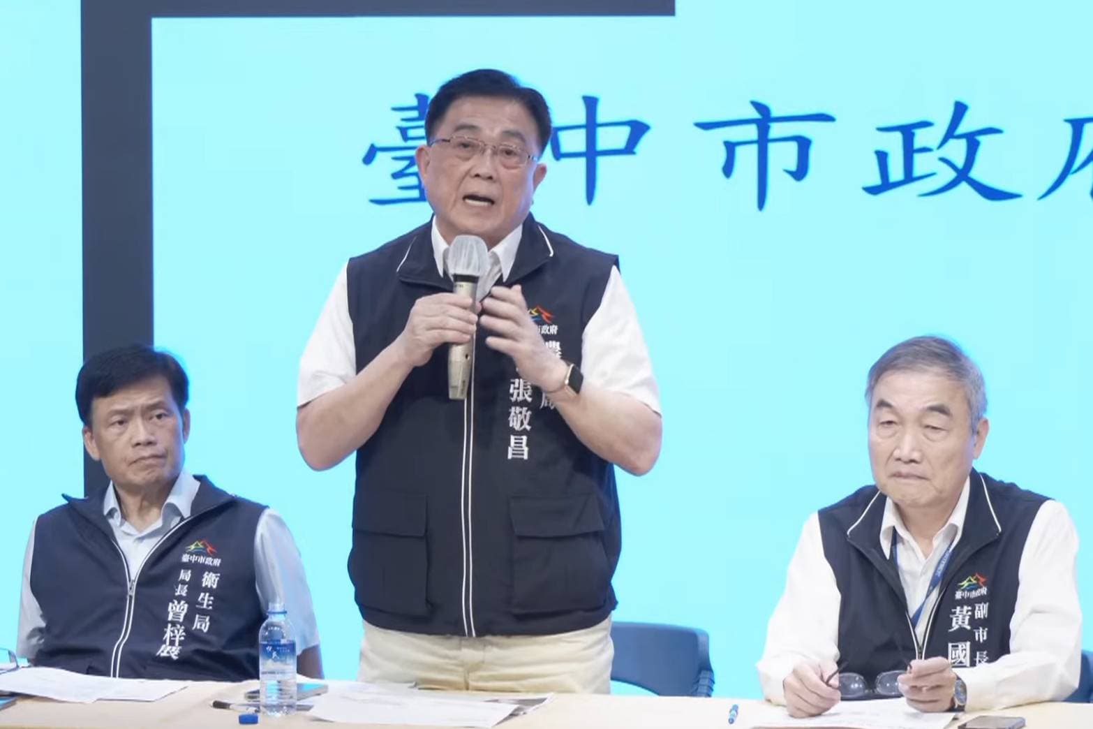 台中市副市長黃國榮(右)表示,市府已配合中央緊急實施全國豬隻禁運禁宰5天。(鏡新聞提供)
